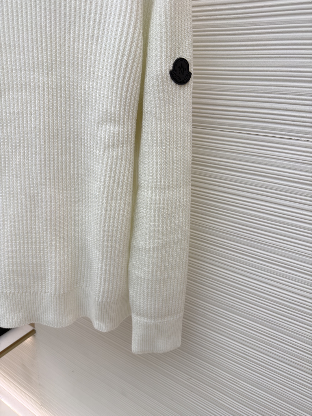 P205 Moncler蒙口 领口三条杠针织毛衣
●原版:5028购入开发
●货号:1681464-A75
●面料:全棉面料
●工艺:粗针针织制作
●颜色:白色
●版型:合身版型
●克重:约900克
●尺码:S-M-L-XL
●描述:该毛衣采用粗针针织工艺,选用质感上乘的纱线编织,衣身纹理粗犷且富有质感,营造出复古休闲的风格。细节工艺上,领口处的撞色织带工艺是点睛之笔,与主色形成鲜明对比,提升品牌辨识度;左臂的品牌徽标采用立体刺绣工艺,针法精密,质感突出;衣身的立体针织纹理工艺,让整体版型挺括且富有层次。选用优质针织面料,经精细编织工艺打造,穿着亲肤舒适且保暖性佳。从粗针编织的整体质感,到织带、刺绣的细节处理,每一处工艺都体现出品牌对品质与设计的双重追求,是一件兼具实用性与时尚感的秋冬单品。整体走线平直细腻,面料舒适柔软,颜色一致无色差 能与同款搭配营造时尚造型,驾驭各种场合,定制辅料,三标齐全,男女同款!