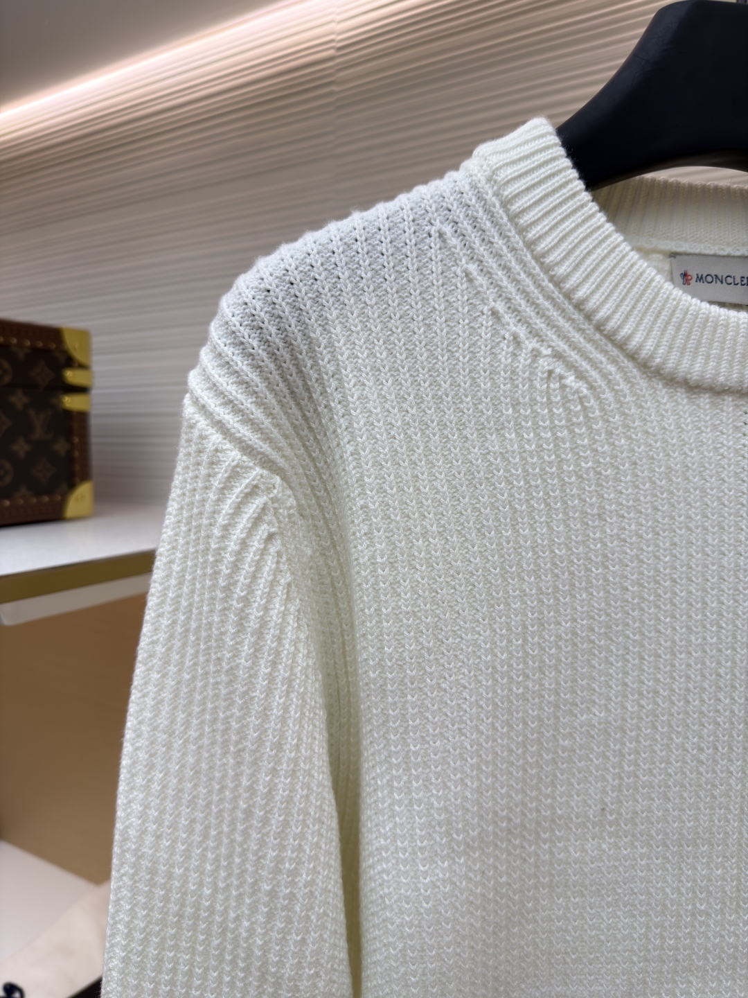 P205 Moncler蒙口 领口三条杠针织毛衣
●原版:5028购入开发
●货号:1681464-A75
●面料:全棉面料
●工艺:粗针针织制作
●颜色:白色
●版型:合身版型
●克重:约900克
●尺码:S-M-L-XL
●描述:该毛衣采用粗针针织工艺,选用质感上乘的纱线编织,衣身纹理粗犷且富有质感,营造出复古休闲的风格。细节工艺上,领口处的撞色织带工艺是点睛之笔,与主色形成鲜明对比,提升品牌辨识度;左臂的品牌徽标采用立体刺绣工艺,针法精密,质感突出;衣身的立体针织纹理工艺,让整体版型挺括且富有层次。选用优质针织面料,经精细编织工艺打造,穿着亲肤舒适且保暖性佳。从粗针编织的整体质感,到织带、刺绣的细节处理,每一处工艺都体现出品牌对品质与设计的双重追求,是一件兼具实用性与时尚感的秋冬单品。整体走线平直细腻,面料舒适柔软,颜色一致无色差 能与同款搭配营造时尚造型,驾驭各种场合,定制辅料,三标齐全,男女同款!