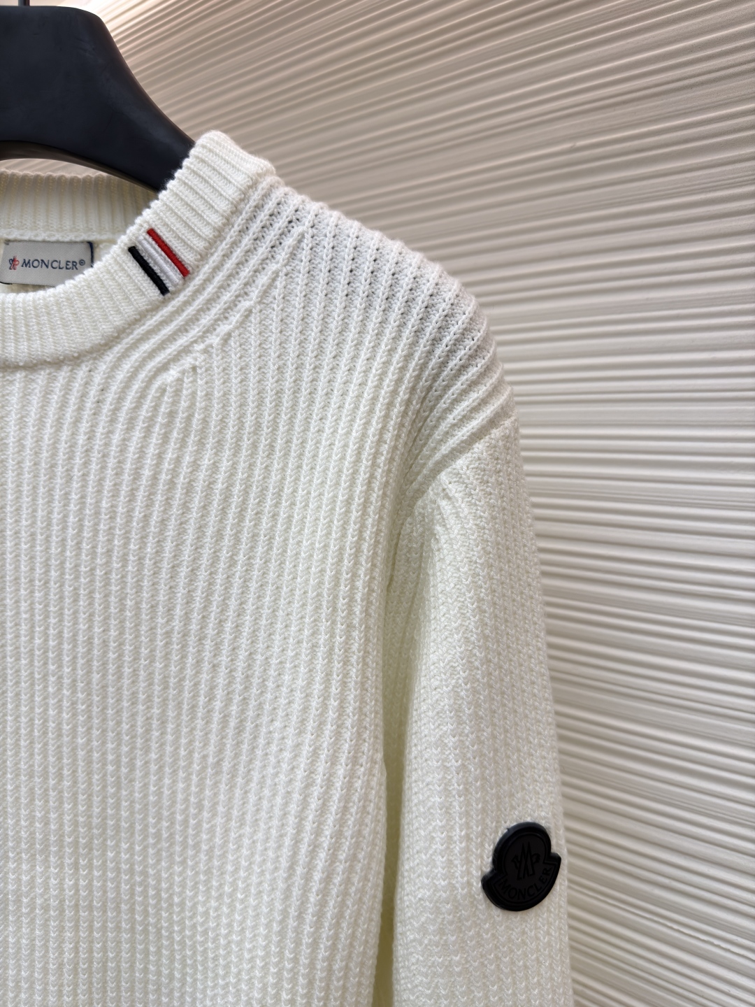 P205 Moncler蒙口 领口三条杠针织毛衣
●原版:5028购入开发
●货号:1681464-A75
●面料:全棉面料
●工艺:粗针针织制作
●颜色:白色
●版型:合身版型
●克重:约900克
●尺码:S-M-L-XL
●描述:该毛衣采用粗针针织工艺,选用质感上乘的纱线编织,衣身纹理粗犷且富有质感,营造出复古休闲的风格。细节工艺上,领口处的撞色织带工艺是点睛之笔,与主色形成鲜明对比,提升品牌辨识度;左臂的品牌徽标采用立体刺绣工艺,针法精密,质感突出;衣身的立体针织纹理工艺,让整体版型挺括且富有层次。选用优质针织面料,经精细编织工艺打造,穿着亲肤舒适且保暖性佳。从粗针编织的整体质感,到织带、刺绣的细节处理,每一处工艺都体现出品牌对品质与设计的双重追求,是一件兼具实用性与时尚感的秋冬单品。整体走线平直细腻,面料舒适柔软,颜色一致无色差 能与同款搭配营造时尚造型,驾驭各种场合,定制辅料,三标齐全,男女同款!