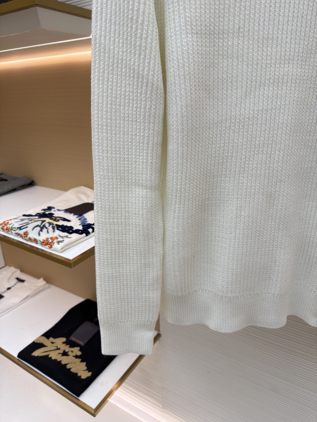 P205 Moncler蒙口 领口三条杠针织毛衣
●原版:5028购入开发
●货号:1681464-A75
●面料:全棉面料
●工艺:粗针针织制作
●颜色:白色
●版型:合身版型
●克重:约900克
●尺码:S-M-L-XL
●描述:该毛衣采用粗针针织工艺,选用质感上乘的纱线编织,衣身纹理粗犷且富有质感,营造出复古休闲的风格。细节工艺上,领口处的撞色织带工艺是点睛之笔,与主色形成鲜明对比,提升品牌辨识度;左臂的品牌徽标采用立体刺绣工艺,针法精密,质感突出;衣身的立体针织纹理工艺,让整体版型挺括且富有层次。选用优质针织面料,经精细编织工艺打造,穿着亲肤舒适且保暖性佳。从粗针编织的整体质感,到织带、刺绣的细节处理,每一处工艺都体现出品牌对品质与设计的双重追求,是一件兼具实用性与时尚感的秋冬单品。整体走线平直细腻,面料舒适柔软,颜色一致无色差 能与同款搭配营造时尚造型,驾驭各种场合,定制辅料,三标齐全,男女同款!