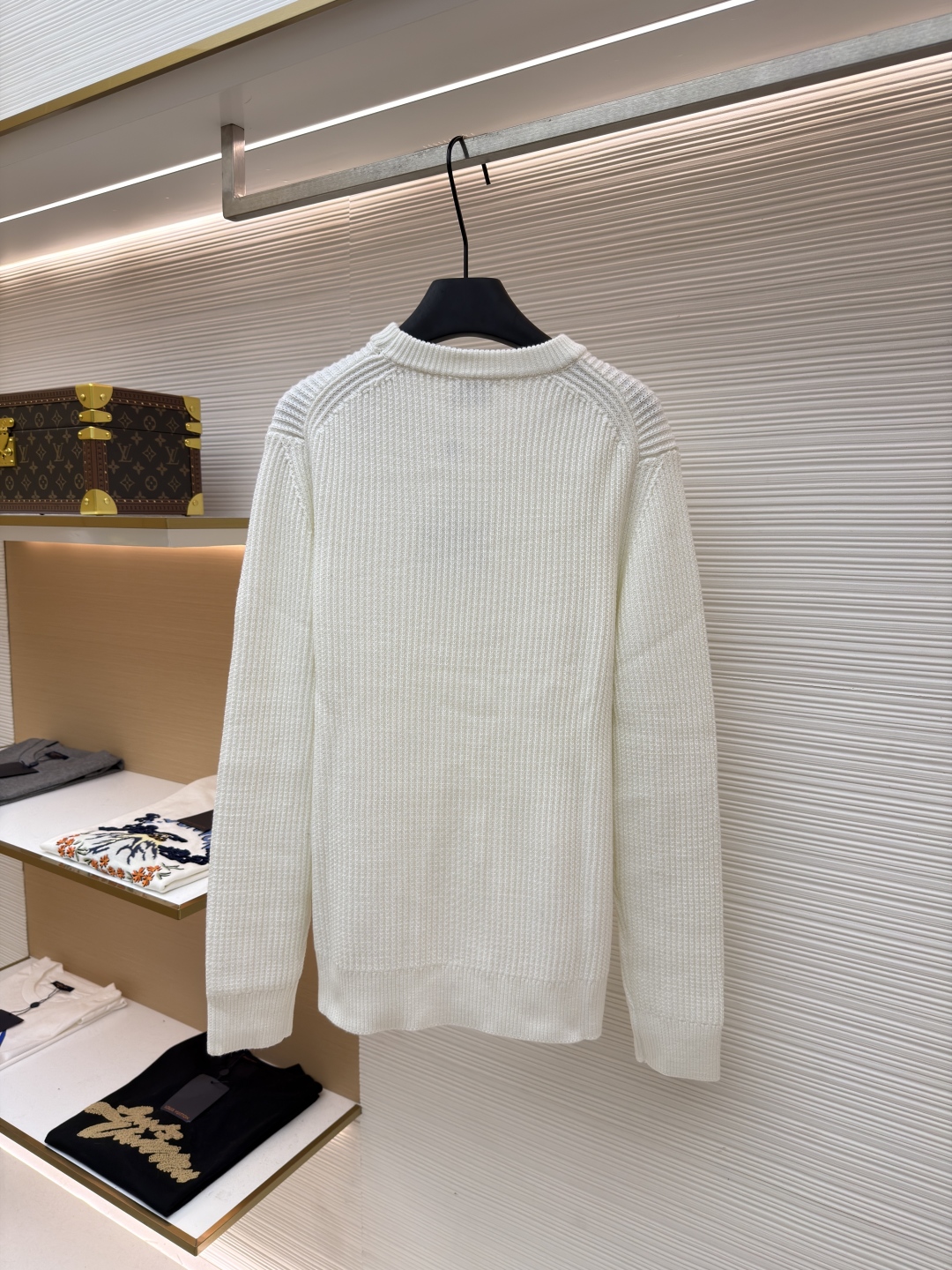 P205 Moncler蒙口 领口三条杠针织毛衣
●原版:5028购入开发
●货号:1681464-A75
●面料:全棉面料
●工艺:粗针针织制作
●颜色:白色
●版型:合身版型
●克重:约900克
●尺码:S-M-L-XL
●描述:该毛衣采用粗针针织工艺,选用质感上乘的纱线编织,衣身纹理粗犷且富有质感,营造出复古休闲的风格。细节工艺上,领口处的撞色织带工艺是点睛之笔,与主色形成鲜明对比,提升品牌辨识度;左臂的品牌徽标采用立体刺绣工艺,针法精密,质感突出;衣身的立体针织纹理工艺,让整体版型挺括且富有层次。选用优质针织面料,经精细编织工艺打造,穿着亲肤舒适且保暖性佳。从粗针编织的整体质感,到织带、刺绣的细节处理,每一处工艺都体现出品牌对品质与设计的双重追求,是一件兼具实用性与时尚感的秋冬单品。整体走线平直细腻,面料舒适柔软,颜色一致无色差 能与同款搭配营造时尚造型,驾驭各种场合,定制辅料,三标齐全,男女同款!