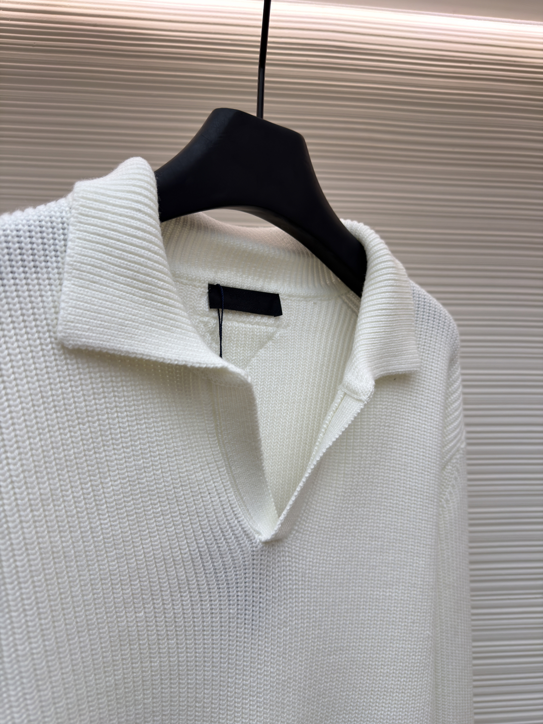 P205 PRADA 三角标海鸥领针织毛衣
●货号:1681464-A75
●面料:全棉面料
●工艺:针织制作
●颜色:白色
●版型:合身版型
●克重:约820克
●尺码:S-M-L-XL
●描述:该毛衣采用Polo领针织工艺,领口挺括有型,融合休闲与精致感。运用粗针纹理编织工艺,衣身纹理清晰且富有质感,营造出复古简约的风格。细节处,领口与门襟的精密拼接工艺,走线工整自然,保障版型的利落度;袖口与下摆的罗纹针织工艺,弹性适中,既贴合身形又增强了穿着的舒适度。选用优质针织面料,经精细编织打造,穿着亲肤透气且版型挺括。从领口的设计到纹理的呈现,每一处工艺都体现出对经典版型与细腻做工的追求,是一件兼具日常实穿性与风格感的针织单品。整体走线平直细腻,面料舒适柔软,颜色一致无色差 能与同款搭配营造时尚造型,驾驭各种场合,定制辅料,三标齐全,男女同款!