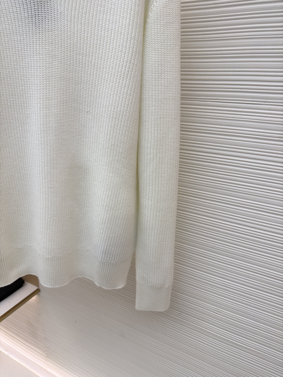 P205 PRADA 三角标海鸥领针织毛衣
●货号:1681464-A75
●面料:全棉面料
●工艺:针织制作
●颜色:白色
●版型:合身版型
●克重:约820克
●尺码:S-M-L-XL
●描述:该毛衣采用Polo领针织工艺,领口挺括有型,融合休闲与精致感。运用粗针纹理编织工艺,衣身纹理清晰且富有质感,营造出复古简约的风格。细节处,领口与门襟的精密拼接工艺,走线工整自然,保障版型的利落度;袖口与下摆的罗纹针织工艺,弹性适中,既贴合身形又增强了穿着的舒适度。选用优质针织面料,经精细编织打造,穿着亲肤透气且版型挺括。从领口的设计到纹理的呈现,每一处工艺都体现出对经典版型与细腻做工的追求,是一件兼具日常实穿性与风格感的针织单品。整体走线平直细腻,面料舒适柔软,颜色一致无色差 能与同款搭配营造时尚造型,驾驭各种场合,定制辅料,三标齐全,男女同款!