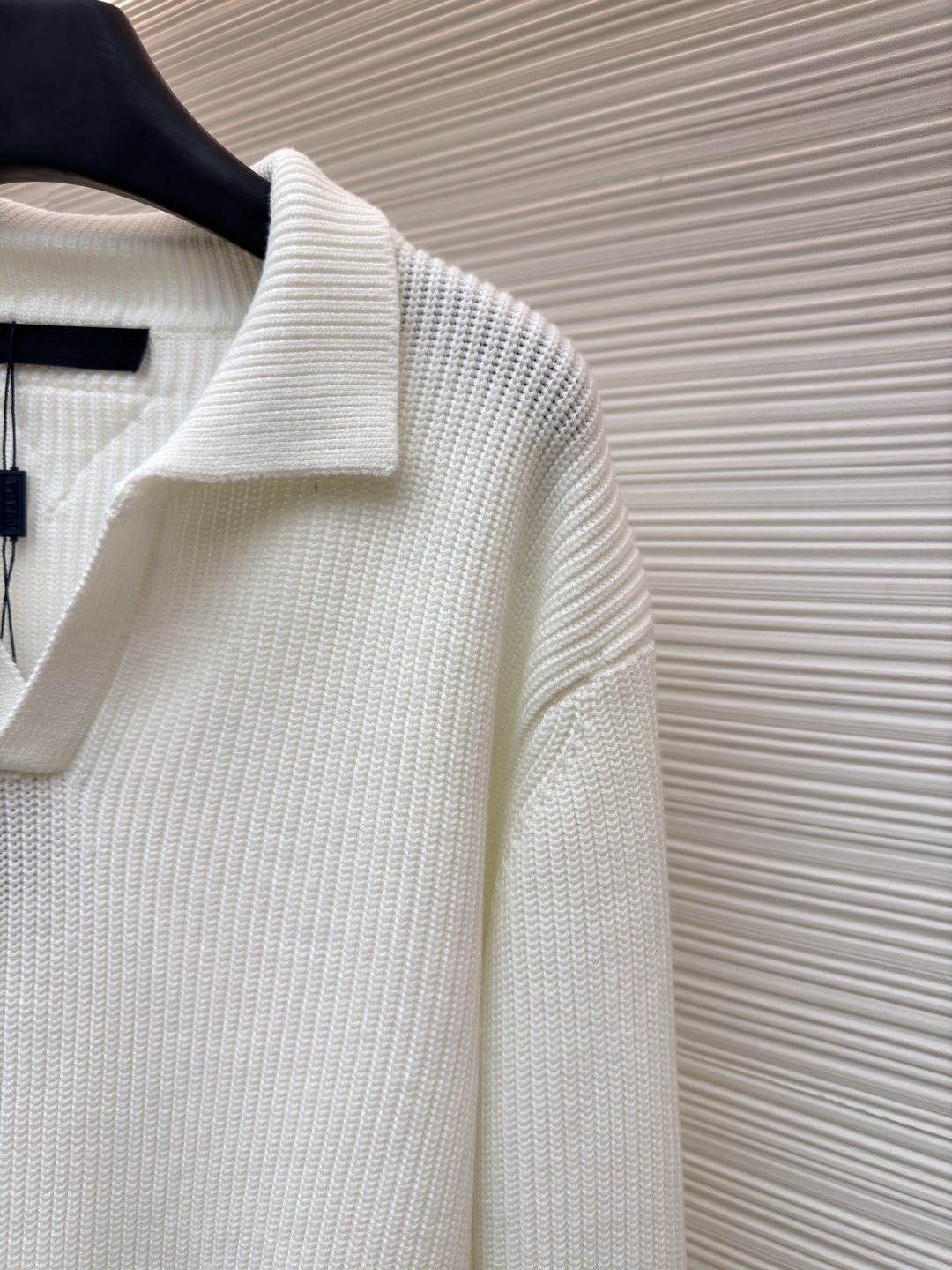 P205 PRADA 三角标海鸥领针织毛衣
●货号:1681464-A75
●面料:全棉面料
●工艺:针织制作
●颜色:白色
●版型:合身版型
●克重:约820克
●尺码:S-M-L-XL
●描述:该毛衣采用Polo领针织工艺,领口挺括有型,融合休闲与精致感。运用粗针纹理编织工艺,衣身纹理清晰且富有质感,营造出复古简约的风格。细节处,领口与门襟的精密拼接工艺,走线工整自然,保障版型的利落度;袖口与下摆的罗纹针织工艺,弹性适中,既贴合身形又增强了穿着的舒适度。选用优质针织面料,经精细编织打造,穿着亲肤透气且版型挺括。从领口的设计到纹理的呈现,每一处工艺都体现出对经典版型与细腻做工的追求,是一件兼具日常实穿性与风格感的针织单品。整体走线平直细腻,面料舒适柔软,颜色一致无色差 能与同款搭配营造时尚造型,驾驭各种场合,定制辅料,三标齐全,男女同款!