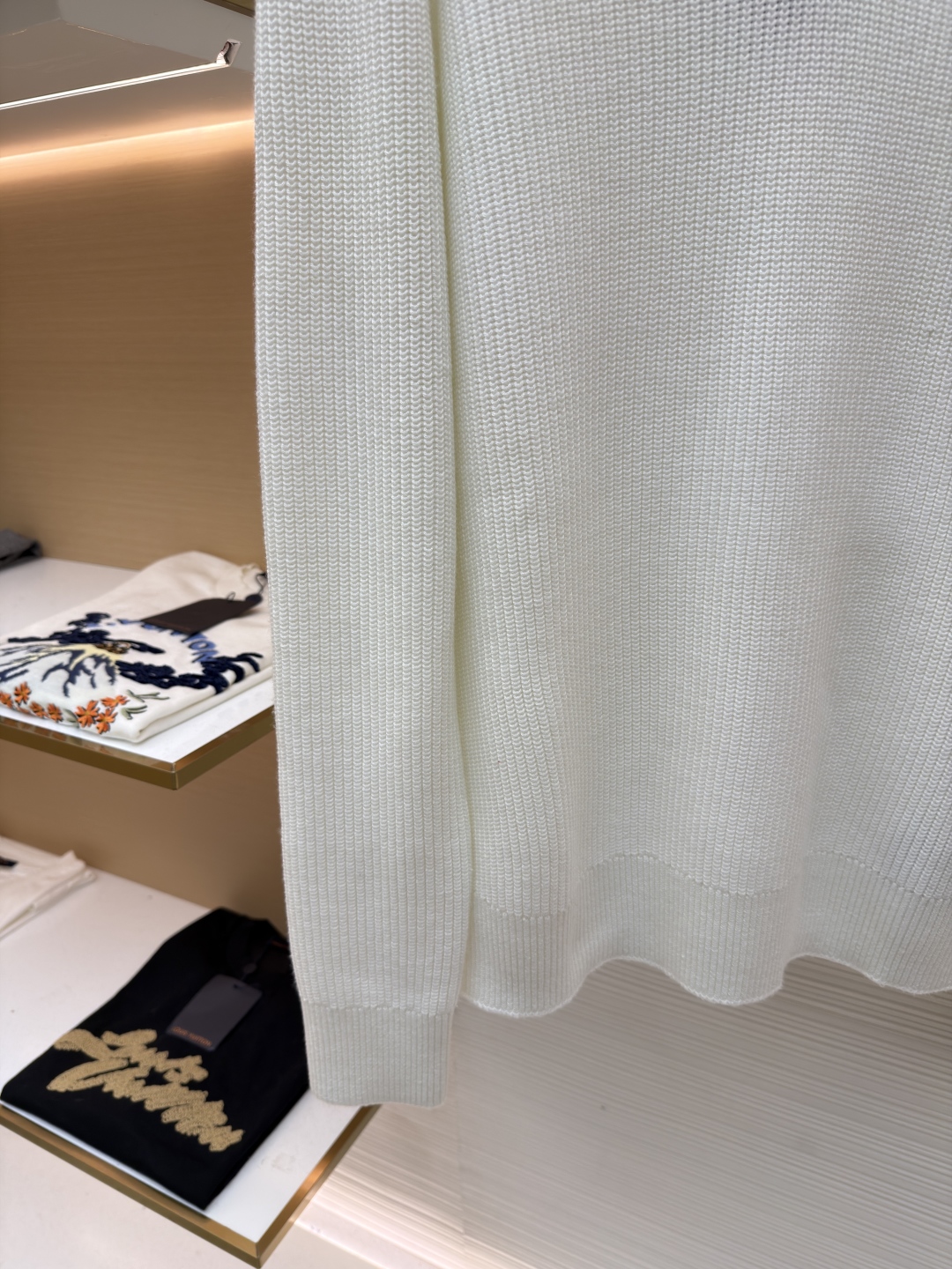 P205 PRADA 三角标海鸥领针织毛衣
●货号:1681464-A75
●面料:全棉面料
●工艺:针织制作
●颜色:白色
●版型:合身版型
●克重:约820克
●尺码:S-M-L-XL
●描述:该毛衣采用Polo领针织工艺,领口挺括有型,融合休闲与精致感。运用粗针纹理编织工艺,衣身纹理清晰且富有质感,营造出复古简约的风格。细节处,领口与门襟的精密拼接工艺,走线工整自然,保障版型的利落度;袖口与下摆的罗纹针织工艺,弹性适中,既贴合身形又增强了穿着的舒适度。选用优质针织面料,经精细编织打造,穿着亲肤透气且版型挺括。从领口的设计到纹理的呈现,每一处工艺都体现出对经典版型与细腻做工的追求,是一件兼具日常实穿性与风格感的针织单品。整体走线平直细腻,面料舒适柔软,颜色一致无色差 能与同款搭配营造时尚造型,驾驭各种场合,定制辅料,三标齐全,男女同款!