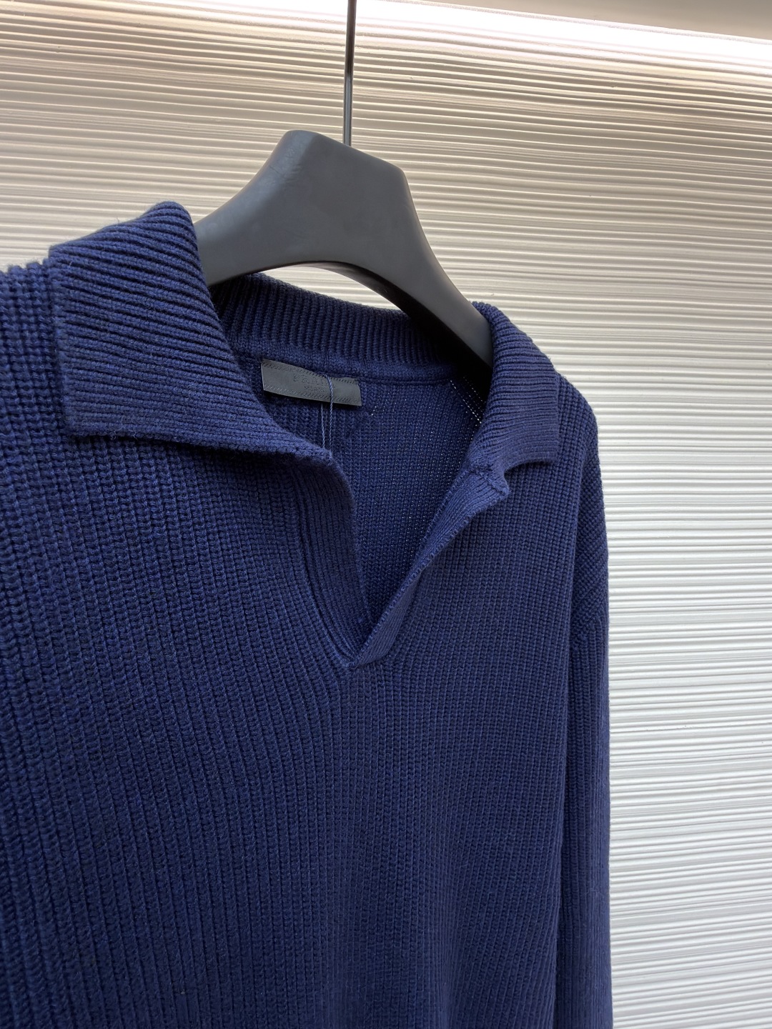 P205 PRADA 三角标海鸥领针织毛衣
●货号：1681465-A75
●面料：全棉面料
●工艺：针织制作
●颜色：藏蓝
●版型：合身版型
●克重：约840克
●尺码：S-M-L-XL
●描述：该毛衣采用Polo领针织工艺，领口挺括有型，融合休闲与精致感。运用粗针纹理编织工艺，衣身纹理清晰且富有质感，营造出复古简约的风格。细节处，领口与门襟的精密拼接工艺，走线工整自然，保障版型的利落度；袖口与下摆的罗纹针织工艺，弹性适中，既贴合身形又增强了穿着的舒适度。选用优质针织面料，经精细编织打造，穿着亲肤透气且版型挺括。从领口的设计到纹理的呈现，每一处工艺都体现出对经典版型与细腻做工的追求，是一件兼具日常实穿性与风格感的针织单品。整体走线平直细腻，面料舒适柔软，颜色一致无色差 能与同款搭配营造时尚造型，驾驭各种场合，定制辅料，三标齐全，男女同款！