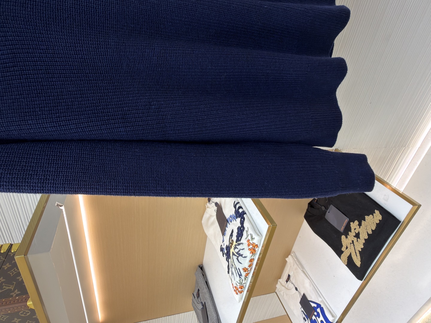 P205 PRADA 三角标海鸥领针织毛衣
●货号：1681465-A75
●面料：全棉面料
●工艺：针织制作
●颜色：藏蓝
●版型：合身版型
●克重：约840克
●尺码：S-M-L-XL
●描述：该毛衣采用Polo领针织工艺，领口挺括有型，融合休闲与精致感。运用粗针纹理编织工艺，衣身纹理清晰且富有质感，营造出复古简约的风格。细节处，领口与门襟的精密拼接工艺，走线工整自然，保障版型的利落度；袖口与下摆的罗纹针织工艺，弹性适中，既贴合身形又增强了穿着的舒适度。选用优质针织面料，经精细编织打造，穿着亲肤透气且版型挺括。从领口的设计到纹理的呈现，每一处工艺都体现出对经典版型与细腻做工的追求，是一件兼具日常实穿性与风格感的针织单品。整体走线平直细腻，面料舒适柔软，颜色一致无色差 能与同款搭配营造时尚造型，驾驭各种场合，定制辅料，三标齐全，男女同款！