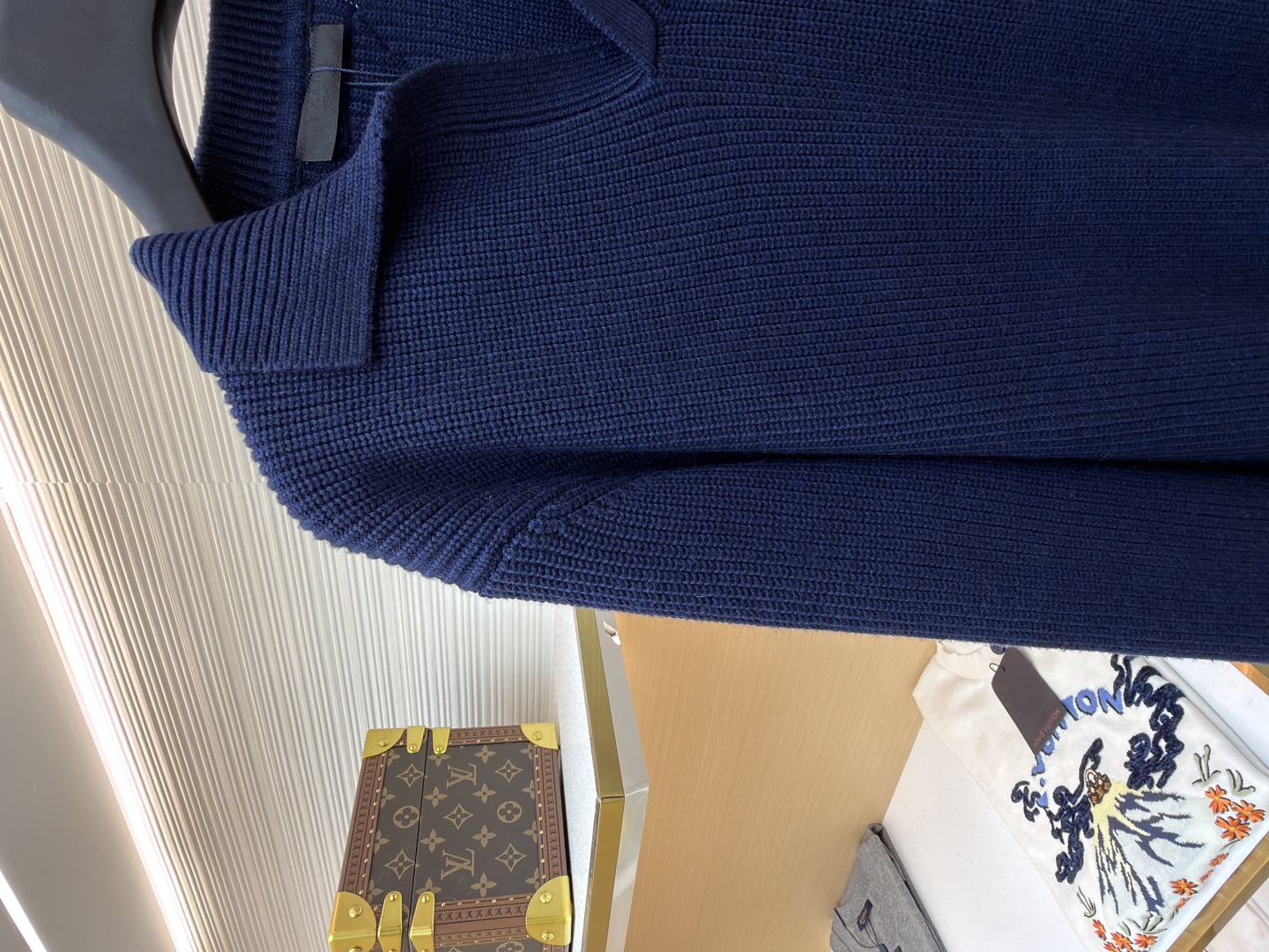 P205 PRADA 三角标海鸥领针织毛衣
●货号：1681465-A75
●面料：全棉面料
●工艺：针织制作
●颜色：藏蓝
●版型：合身版型
●克重：约840克
●尺码：S-M-L-XL
●描述：该毛衣采用Polo领针织工艺，领口挺括有型，融合休闲与精致感。运用粗针纹理编织工艺，衣身纹理清晰且富有质感，营造出复古简约的风格。细节处，领口与门襟的精密拼接工艺，走线工整自然，保障版型的利落度；袖口与下摆的罗纹针织工艺，弹性适中，既贴合身形又增强了穿着的舒适度。选用优质针织面料，经精细编织打造，穿着亲肤透气且版型挺括。从领口的设计到纹理的呈现，每一处工艺都体现出对经典版型与细腻做工的追求，是一件兼具日常实穿性与风格感的针织单品。整体走线平直细腻，面料舒适柔软，颜色一致无色差 能与同款搭配营造时尚造型，驾驭各种场合，定制辅料，三标齐全，男女同款！