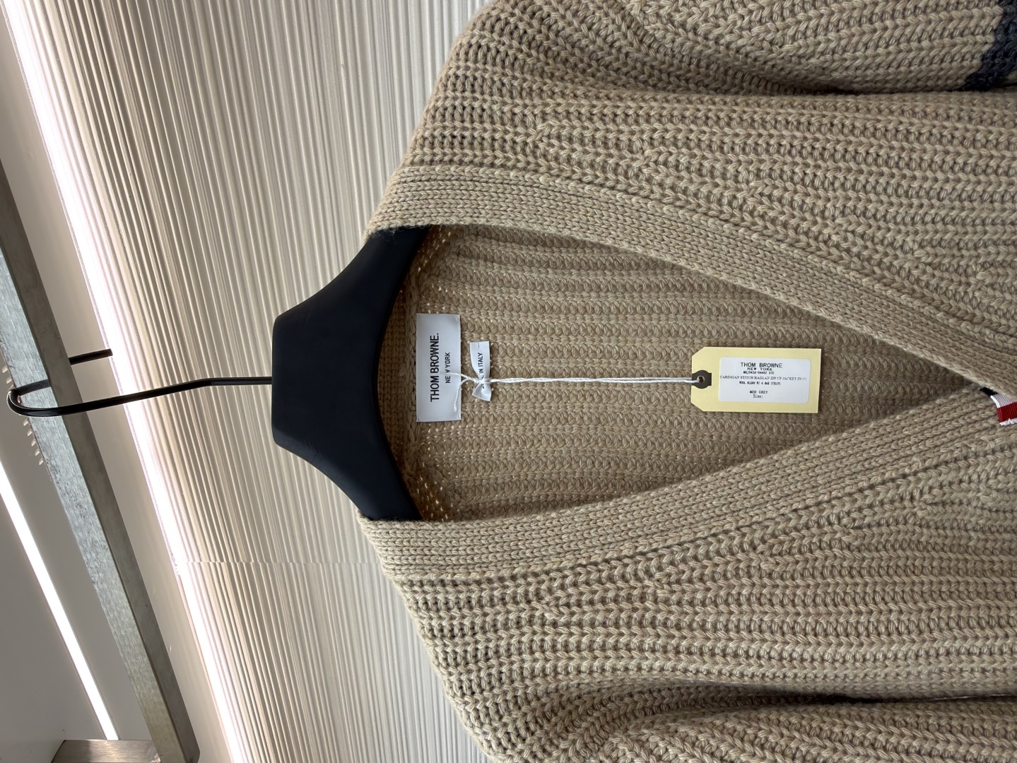 P365 THOM BROWNE四杠加厚元宝针开衫
●货号:1681466-C30
●面料:混纺面料
●工艺:针织制作
●颜色:驼色
●版型:宽松版型
●克重:约570克
●尺码:1-2-3-4
●描述:该开衫采用粗针针织工艺,选用质感细腻的纱线编织,衣身纹理粗犷且富有层次,营造出复古休闲的风格。细节工艺上,左臂的四条纹撞色针织工艺是品牌标志性设计,条纹与主色的搭配精准且富有辨识度;门襟与下摆的金属纽扣工艺,纽扣质感厚重,做工精细,既具实用性又提升了整体精致度;双贴袋的立体针织工艺,袋型挺括,与衣身针织纹理浑然一体。从粗针编织的整体质感,到条纹、纽扣、口袋的细节处理,每一处工艺都体现出品牌对经典风格与精湛工艺的坚持,打造出兼具辨识度与品质感的针织单品。整体走线平直细腻,面料舒适柔软,颜色一致无色差 能与同款搭配营造时尚造型,驾驭各种场合,定制辅料,三标齐全,男女同款!