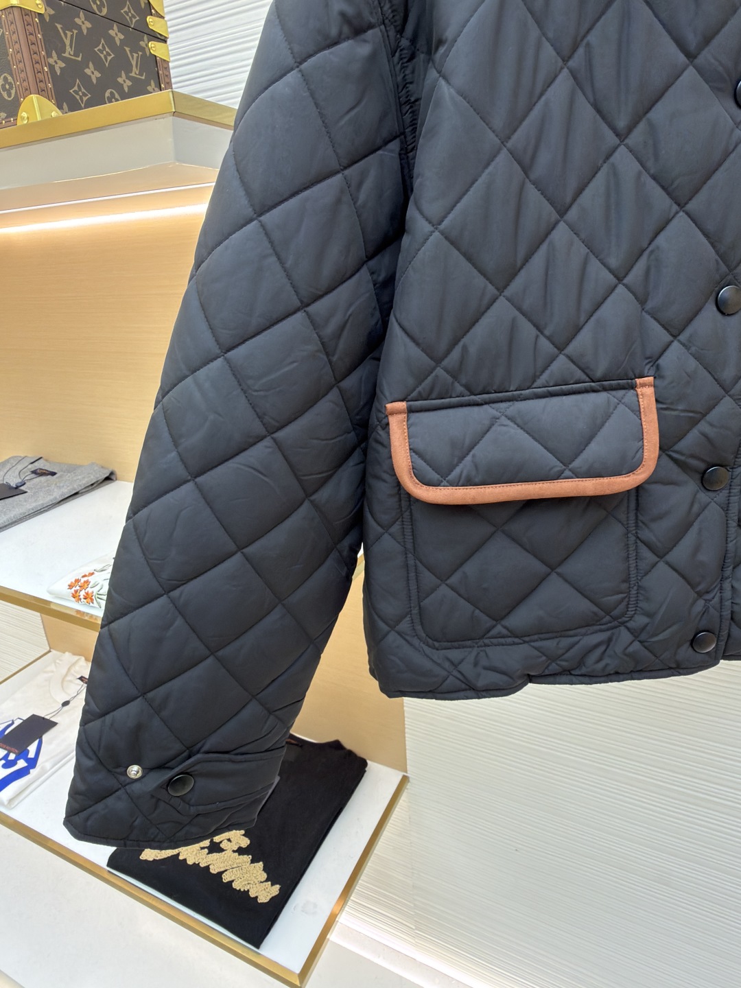 P315 MIU MIU菱格绣花夹克【女装】
●货号:1681467-B80
●面料:羊毛混纺面料
●工艺:绣花制作
●版型:合身版型
●克重:约495克
●尺码:S-M-L
●描述:这款宽松夹克以轻盈质感和柔软的Oversize版型脱颖而出采用绗缝工艺将外层布料和内芯直接缝合固定,这种工艺交叉严密,确保了外套的保暖性和耐用性,精确的菱格裁剪,并采用专业的缝合技术,确保每个菱格的形状和大小都一致,同时保证缝合处的平整和牢固,拼领等细节处,采用精细的手工缝制,确保每个细节都精致完美。同时,对外套的拉链、纽扣等配件进行严格的质量检查,确保其质量上乘,精选优质高弹棉, 内外全含棉, 面料是定制的, 口袋行线对格, 纽扣一比一开模定制, 内里全部包边, 细节强大 ,提升质感和高级感,具有一定的透气性,保暖性,轻便。羊绒混纺面的单色字母LOGO通过电脑绣花机高精度的计算系统控制机头、针杆、线轴的协同作业,布料框架在水平和垂直方向精准移动,形成针迹轨迹,调整上线和下线张力,确保线迹平整无浮线,形成误差在±0.1mm的精细字母图案。整体走线平直细腻,面料舒适柔软,颜色一致无色差 能与同款搭配营造时尚造型,驾驭各种场合,定制辅料,三标齐全,男女同款!