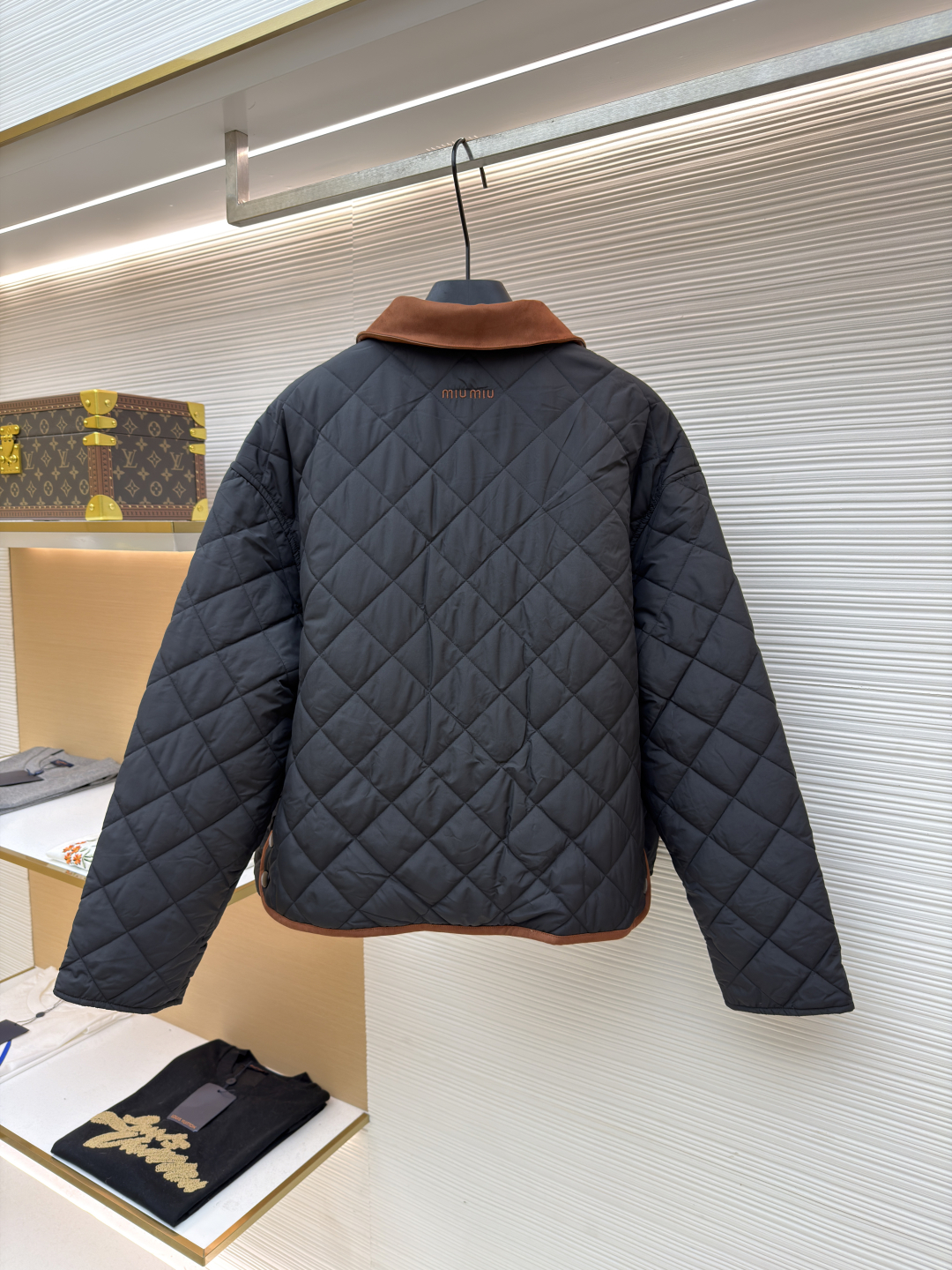 P315 MIU MIU菱格绣花夹克【女装】
●货号:1681467-B80
●面料:羊毛混纺面料
●工艺:绣花制作
●版型:合身版型
●克重:约495克
●尺码:S-M-L
●描述:这款宽松夹克以轻盈质感和柔软的Oversize版型脱颖而出采用绗缝工艺将外层布料和内芯直接缝合固定,这种工艺交叉严密,确保了外套的保暖性和耐用性,精确的菱格裁剪,并采用专业的缝合技术,确保每个菱格的形状和大小都一致,同时保证缝合处的平整和牢固,拼领等细节处,采用精细的手工缝制,确保每个细节都精致完美。同时,对外套的拉链、纽扣等配件进行严格的质量检查,确保其质量上乘,精选优质高弹棉, 内外全含棉, 面料是定制的, 口袋行线对格, 纽扣一比一开模定制, 内里全部包边, 细节强大 ,提升质感和高级感,具有一定的透气性,保暖性,轻便。羊绒混纺面的单色字母LOGO通过电脑绣花机高精度的计算系统控制机头、针杆、线轴的协同作业,布料框架在水平和垂直方向精准移动,形成针迹轨迹,调整上线和下线张力,确保线迹平整无浮线,形成误差在±0.1mm的精细字母图案。整体走线平直细腻,面料舒适柔软,颜色一致无色差 能与同款搭配营造时尚造型,驾驭各种场合,定制辅料,三标齐全,男女同款!