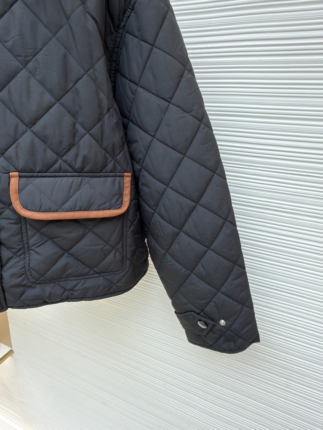 P315 MIU MIU菱格绣花夹克【女装】
●货号:1681467-B80
●面料:羊毛混纺面料
●工艺:绣花制作
●版型:合身版型
●克重:约495克
●尺码:S-M-L
●描述:这款宽松夹克以轻盈质感和柔软的Oversize版型脱颖而出采用绗缝工艺将外层布料和内芯直接缝合固定,这种工艺交叉严密,确保了外套的保暖性和耐用性,精确的菱格裁剪,并采用专业的缝合技术,确保每个菱格的形状和大小都一致,同时保证缝合处的平整和牢固,拼领等细节处,采用精细的手工缝制,确保每个细节都精致完美。同时,对外套的拉链、纽扣等配件进行严格的质量检查,确保其质量上乘,精选优质高弹棉, 内外全含棉, 面料是定制的, 口袋行线对格, 纽扣一比一开模定制, 内里全部包边, 细节强大 ,提升质感和高级感,具有一定的透气性,保暖性,轻便。羊绒混纺面的单色字母LOGO通过电脑绣花机高精度的计算系统控制机头、针杆、线轴的协同作业,布料框架在水平和垂直方向精准移动,形成针迹轨迹,调整上线和下线张力,确保线迹平整无浮线,形成误差在±0.1mm的精细字母图案。整体走线平直细腻,面料舒适柔软,颜色一致无色差 能与同款搭配营造时尚造型,驾驭各种场合,定制辅料,三标齐全,男女同款!