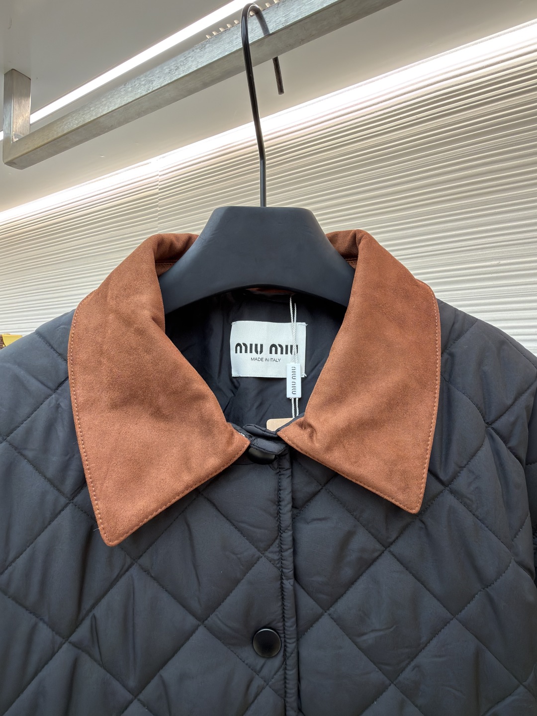 P315 MIU MIU菱格绣花夹克【女装】
●货号:1681467-B80
●面料:羊毛混纺面料
●工艺:绣花制作
●版型:合身版型
●克重:约495克
●尺码:S-M-L
●描述:这款宽松夹克以轻盈质感和柔软的Oversize版型脱颖而出采用绗缝工艺将外层布料和内芯直接缝合固定,这种工艺交叉严密,确保了外套的保暖性和耐用性,精确的菱格裁剪,并采用专业的缝合技术,确保每个菱格的形状和大小都一致,同时保证缝合处的平整和牢固,拼领等细节处,采用精细的手工缝制,确保每个细节都精致完美。同时,对外套的拉链、纽扣等配件进行严格的质量检查,确保其质量上乘,精选优质高弹棉, 内外全含棉, 面料是定制的, 口袋行线对格, 纽扣一比一开模定制, 内里全部包边, 细节强大 ,提升质感和高级感,具有一定的透气性,保暖性,轻便。羊绒混纺面的单色字母LOGO通过电脑绣花机高精度的计算系统控制机头、针杆、线轴的协同作业,布料框架在水平和垂直方向精准移动,形成针迹轨迹,调整上线和下线张力,确保线迹平整无浮线,形成误差在±0.1mm的精细字母图案。整体走线平直细腻,面料舒适柔软,颜色一致无色差 能与同款搭配营造时尚造型,驾驭各种场合,定制辅料,三标齐全,男女同款!