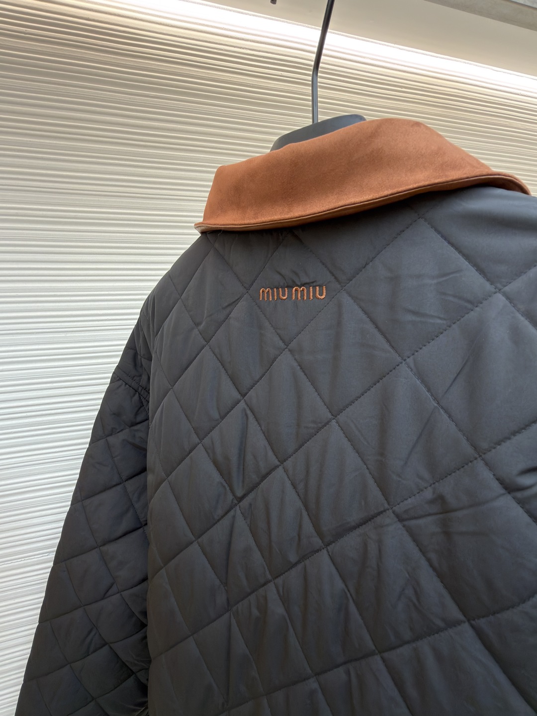 P315 MIU MIU菱格绣花夹克【女装】
●货号:1681467-B80
●面料:羊毛混纺面料
●工艺:绣花制作
●版型:合身版型
●克重:约495克
●尺码:S-M-L
●描述:这款宽松夹克以轻盈质感和柔软的Oversize版型脱颖而出采用绗缝工艺将外层布料和内芯直接缝合固定,这种工艺交叉严密,确保了外套的保暖性和耐用性,精确的菱格裁剪,并采用专业的缝合技术,确保每个菱格的形状和大小都一致,同时保证缝合处的平整和牢固,拼领等细节处,采用精细的手工缝制,确保每个细节都精致完美。同时,对外套的拉链、纽扣等配件进行严格的质量检查,确保其质量上乘,精选优质高弹棉, 内外全含棉, 面料是定制的, 口袋行线对格, 纽扣一比一开模定制, 内里全部包边, 细节强大 ,提升质感和高级感,具有一定的透气性,保暖性,轻便。羊绒混纺面的单色字母LOGO通过电脑绣花机高精度的计算系统控制机头、针杆、线轴的协同作业,布料框架在水平和垂直方向精准移动,形成针迹轨迹,调整上线和下线张力,确保线迹平整无浮线,形成误差在±0.1mm的精细字母图案。整体走线平直细腻,面料舒适柔软,颜色一致无色差 能与同款搭配营造时尚造型,驾驭各种场合,定制辅料,三标齐全,男女同款!