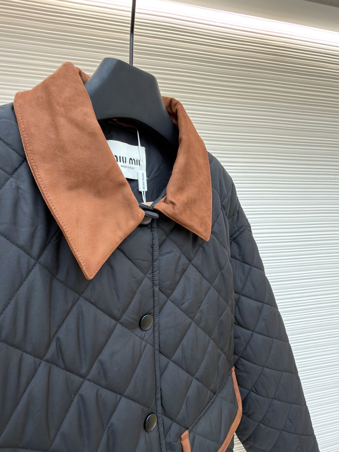 P315 MIU MIU菱格绣花夹克【女装】
●货号:1681467-B80
●面料:羊毛混纺面料
●工艺:绣花制作
●版型:合身版型
●克重:约495克
●尺码:S-M-L
●描述:这款宽松夹克以轻盈质感和柔软的Oversize版型脱颖而出采用绗缝工艺将外层布料和内芯直接缝合固定,这种工艺交叉严密,确保了外套的保暖性和耐用性,精确的菱格裁剪,并采用专业的缝合技术,确保每个菱格的形状和大小都一致,同时保证缝合处的平整和牢固,拼领等细节处,采用精细的手工缝制,确保每个细节都精致完美。同时,对外套的拉链、纽扣等配件进行严格的质量检查,确保其质量上乘,精选优质高弹棉, 内外全含棉, 面料是定制的, 口袋行线对格, 纽扣一比一开模定制, 内里全部包边, 细节强大 ,提升质感和高级感,具有一定的透气性,保暖性,轻便。羊绒混纺面的单色字母LOGO通过电脑绣花机高精度的计算系统控制机头、针杆、线轴的协同作业,布料框架在水平和垂直方向精准移动,形成针迹轨迹,调整上线和下线张力,确保线迹平整无浮线,形成误差在±0.1mm的精细字母图案。整体走线平直细腻,面料舒适柔软,颜色一致无色差 能与同款搭配营造时尚造型,驾驭各种场合,定制辅料,三标齐全,男女同款!