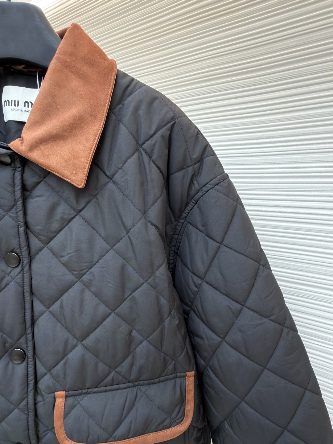 P315 MIU MIU菱格绣花夹克【女装】
●货号:1681467-B80
●面料:羊毛混纺面料
●工艺:绣花制作
●版型:合身版型
●克重:约495克
●尺码:S-M-L
●描述:这款宽松夹克以轻盈质感和柔软的Oversize版型脱颖而出采用绗缝工艺将外层布料和内芯直接缝合固定,这种工艺交叉严密,确保了外套的保暖性和耐用性,精确的菱格裁剪,并采用专业的缝合技术,确保每个菱格的形状和大小都一致,同时保证缝合处的平整和牢固,拼领等细节处,采用精细的手工缝制,确保每个细节都精致完美。同时,对外套的拉链、纽扣等配件进行严格的质量检查,确保其质量上乘,精选优质高弹棉, 内外全含棉, 面料是定制的, 口袋行线对格, 纽扣一比一开模定制, 内里全部包边, 细节强大 ,提升质感和高级感,具有一定的透气性,保暖性,轻便。羊绒混纺面的单色字母LOGO通过电脑绣花机高精度的计算系统控制机头、针杆、线轴的协同作业,布料框架在水平和垂直方向精准移动,形成针迹轨迹,调整上线和下线张力,确保线迹平整无浮线,形成误差在±0.1mm的精细字母图案。整体走线平直细腻,面料舒适柔软,颜色一致无色差 能与同款搭配营造时尚造型,驾驭各种场合,定制辅料,三标齐全,男女同款!