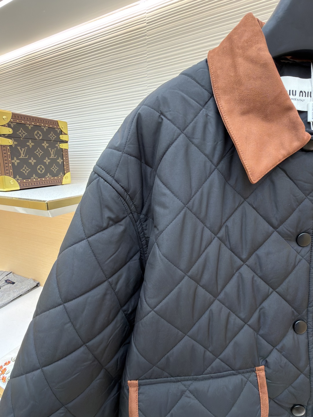 P315 MIU MIU菱格绣花夹克【女装】
●货号:1681467-B80
●面料:羊毛混纺面料
●工艺:绣花制作
●版型:合身版型
●克重:约495克
●尺码:S-M-L
●描述:这款宽松夹克以轻盈质感和柔软的Oversize版型脱颖而出采用绗缝工艺将外层布料和内芯直接缝合固定,这种工艺交叉严密,确保了外套的保暖性和耐用性,精确的菱格裁剪,并采用专业的缝合技术,确保每个菱格的形状和大小都一致,同时保证缝合处的平整和牢固,拼领等细节处,采用精细的手工缝制,确保每个细节都精致完美。同时,对外套的拉链、纽扣等配件进行严格的质量检查,确保其质量上乘,精选优质高弹棉, 内外全含棉, 面料是定制的, 口袋行线对格, 纽扣一比一开模定制, 内里全部包边, 细节强大 ,提升质感和高级感,具有一定的透气性,保暖性,轻便。羊绒混纺面的单色字母LOGO通过电脑绣花机高精度的计算系统控制机头、针杆、线轴的协同作业,布料框架在水平和垂直方向精准移动,形成针迹轨迹,调整上线和下线张力,确保线迹平整无浮线,形成误差在±0.1mm的精细字母图案。整体走线平直细腻,面料舒适柔软,颜色一致无色差 能与同款搭配营造时尚造型,驾驭各种场合,定制辅料,三标齐全,男女同款!