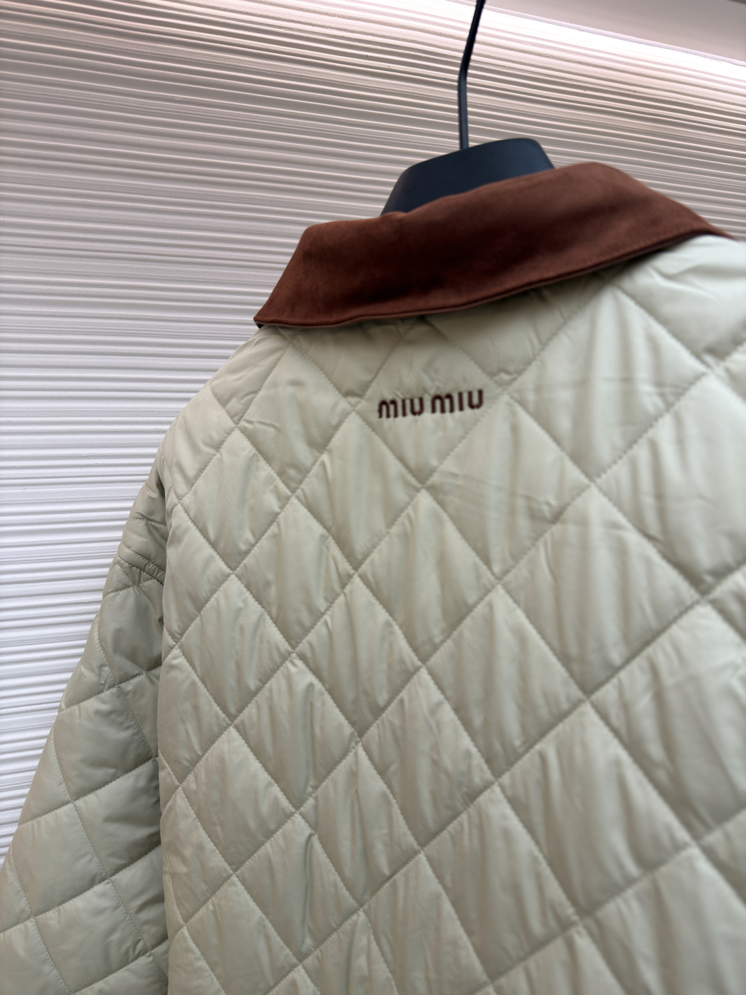 P315 MIU MIU菱格绣花夹克【女装】
●货号:1681468-B80
●面料:羊毛混纺面料
●工艺:绣花制作
●版型:合身版型
●克重:约480克
●尺码:S-M-L
●描述:这款宽松夹克以轻盈质感和柔软的Oversize版型脱颖而出采用绗缝工艺将外层布料和内芯直接缝合固定,这种工艺交叉严密,确保了外套的保暖性和耐用性,精确的菱格裁剪,并采用专业的缝合技术,确保每个菱格的形状和大小都一致,同时保证缝合处的平整和牢固,拼领等细节处,采用精细的手工缝制,确保每个细节都精致完美。同时,对外套的拉链、纽扣等配件进行严格的质量检查,确保其质量上乘,精选优质高弹棉, 内外全含棉, 面料是定制的, 口袋行线对格, 纽扣一比一开模定制, 内里全部包边, 细节强大 ,提升质感和高级感,具有一定的透气性,保暖性,轻便。羊绒混纺面的单色字母LOGO通过电脑绣花机高精度的计算系统控制机头、针杆、线轴的协同作业,布料框架在水平和垂直方向精准移动,形成针迹轨迹,调整上线和下线张力,确保线迹平整无浮线,形成误差在±0.1mm的精细字母图案。整体走线平直细腻,面料舒适柔软,颜色一致无色差 能与同款搭配营造时尚造型,驾驭各种场合,定制辅料,三标齐全,男女同款!