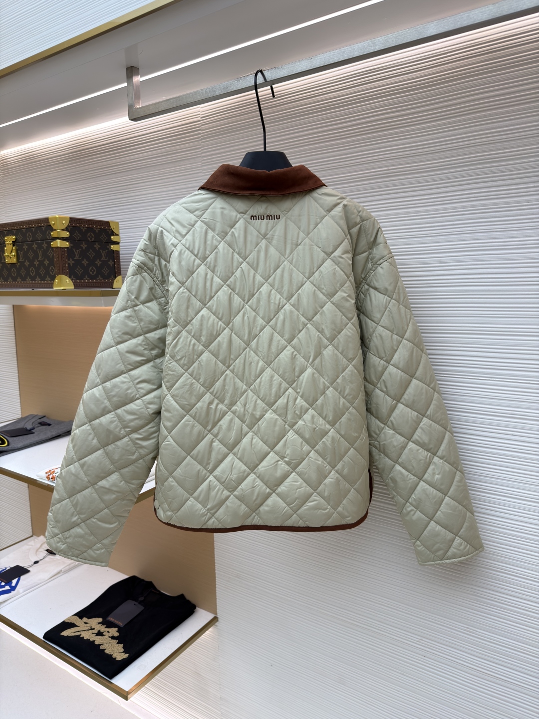 P315 MIU MIU菱格绣花夹克【女装】
●货号:1681468-B80
●面料:羊毛混纺面料
●工艺:绣花制作
●版型:合身版型
●克重:约480克
●尺码:S-M-L
●描述:这款宽松夹克以轻盈质感和柔软的Oversize版型脱颖而出采用绗缝工艺将外层布料和内芯直接缝合固定,这种工艺交叉严密,确保了外套的保暖性和耐用性,精确的菱格裁剪,并采用专业的缝合技术,确保每个菱格的形状和大小都一致,同时保证缝合处的平整和牢固,拼领等细节处,采用精细的手工缝制,确保每个细节都精致完美。同时,对外套的拉链、纽扣等配件进行严格的质量检查,确保其质量上乘,精选优质高弹棉, 内外全含棉, 面料是定制的, 口袋行线对格, 纽扣一比一开模定制, 内里全部包边, 细节强大 ,提升质感和高级感,具有一定的透气性,保暖性,轻便。羊绒混纺面的单色字母LOGO通过电脑绣花机高精度的计算系统控制机头、针杆、线轴的协同作业,布料框架在水平和垂直方向精准移动,形成针迹轨迹,调整上线和下线张力,确保线迹平整无浮线,形成误差在±0.1mm的精细字母图案。整体走线平直细腻,面料舒适柔软,颜色一致无色差 能与同款搭配营造时尚造型,驾驭各种场合,定制辅料,三标齐全,男女同款!