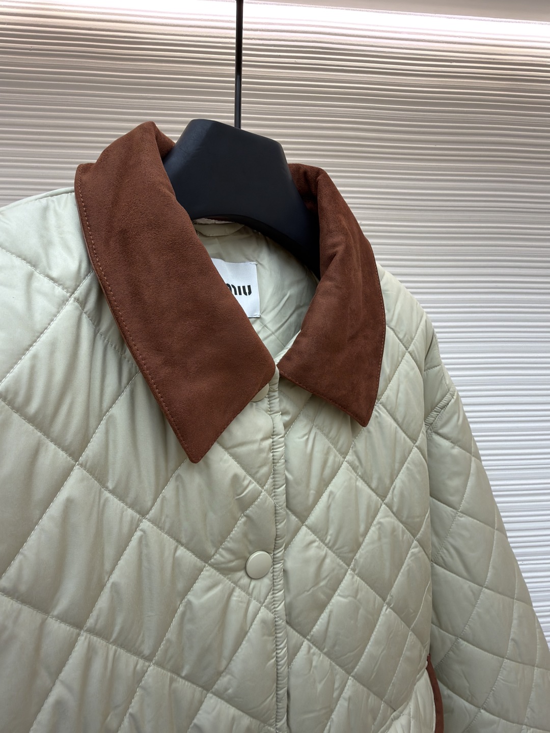 P315 MIU MIU菱格绣花夹克【女装】
●货号:1681468-B80
●面料:羊毛混纺面料
●工艺:绣花制作
●版型:合身版型
●克重:约480克
●尺码:S-M-L
●描述:这款宽松夹克以轻盈质感和柔软的Oversize版型脱颖而出采用绗缝工艺将外层布料和内芯直接缝合固定,这种工艺交叉严密,确保了外套的保暖性和耐用性,精确的菱格裁剪,并采用专业的缝合技术,确保每个菱格的形状和大小都一致,同时保证缝合处的平整和牢固,拼领等细节处,采用精细的手工缝制,确保每个细节都精致完美。同时,对外套的拉链、纽扣等配件进行严格的质量检查,确保其质量上乘,精选优质高弹棉, 内外全含棉, 面料是定制的, 口袋行线对格, 纽扣一比一开模定制, 内里全部包边, 细节强大 ,提升质感和高级感,具有一定的透气性,保暖性,轻便。羊绒混纺面的单色字母LOGO通过电脑绣花机高精度的计算系统控制机头、针杆、线轴的协同作业,布料框架在水平和垂直方向精准移动,形成针迹轨迹,调整上线和下线张力,确保线迹平整无浮线,形成误差在±0.1mm的精细字母图案。整体走线平直细腻,面料舒适柔软,颜色一致无色差 能与同款搭配营造时尚造型,驾驭各种场合,定制辅料,三标齐全,男女同款!