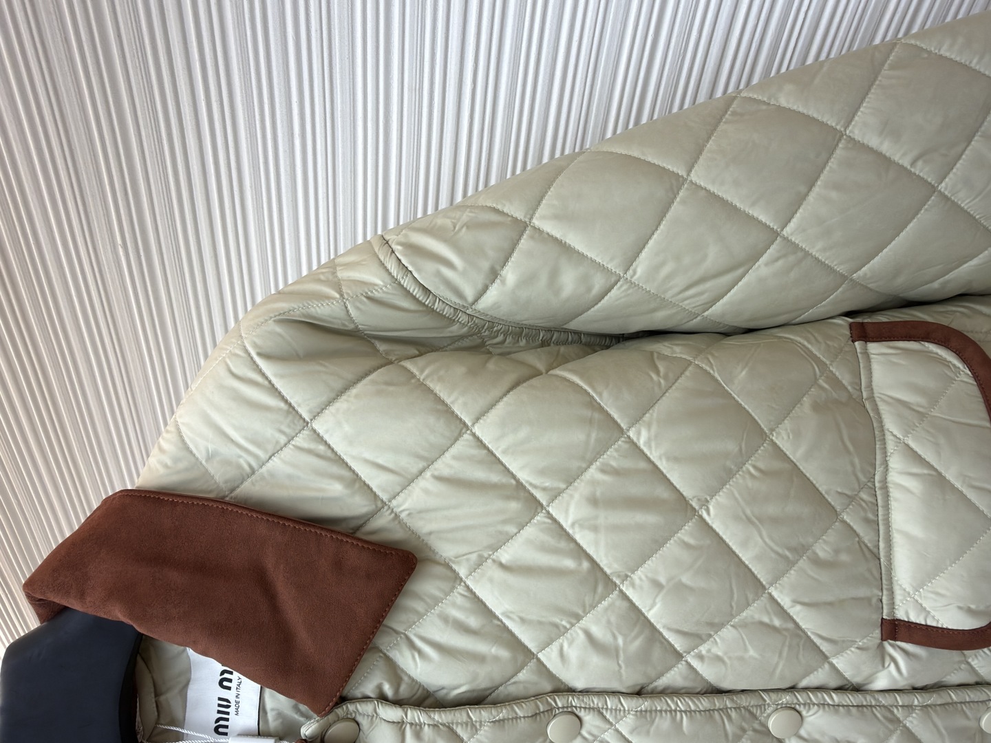 P315 MIU MIU菱格绣花夹克【女装】
●货号:1681468-B80
●面料:羊毛混纺面料
●工艺:绣花制作
●版型:合身版型
●克重:约480克
●尺码:S-M-L
●描述:这款宽松夹克以轻盈质感和柔软的Oversize版型脱颖而出采用绗缝工艺将外层布料和内芯直接缝合固定,这种工艺交叉严密,确保了外套的保暖性和耐用性,精确的菱格裁剪,并采用专业的缝合技术,确保每个菱格的形状和大小都一致,同时保证缝合处的平整和牢固,拼领等细节处,采用精细的手工缝制,确保每个细节都精致完美。同时,对外套的拉链、纽扣等配件进行严格的质量检查,确保其质量上乘,精选优质高弹棉, 内外全含棉, 面料是定制的, 口袋行线对格, 纽扣一比一开模定制, 内里全部包边, 细节强大 ,提升质感和高级感,具有一定的透气性,保暖性,轻便。羊绒混纺面的单色字母LOGO通过电脑绣花机高精度的计算系统控制机头、针杆、线轴的协同作业,布料框架在水平和垂直方向精准移动,形成针迹轨迹,调整上线和下线张力,确保线迹平整无浮线,形成误差在±0.1mm的精细字母图案。整体走线平直细腻,面料舒适柔软,颜色一致无色差 能与同款搭配营造时尚造型,驾驭各种场合,定制辅料,三标齐全,男女同款!