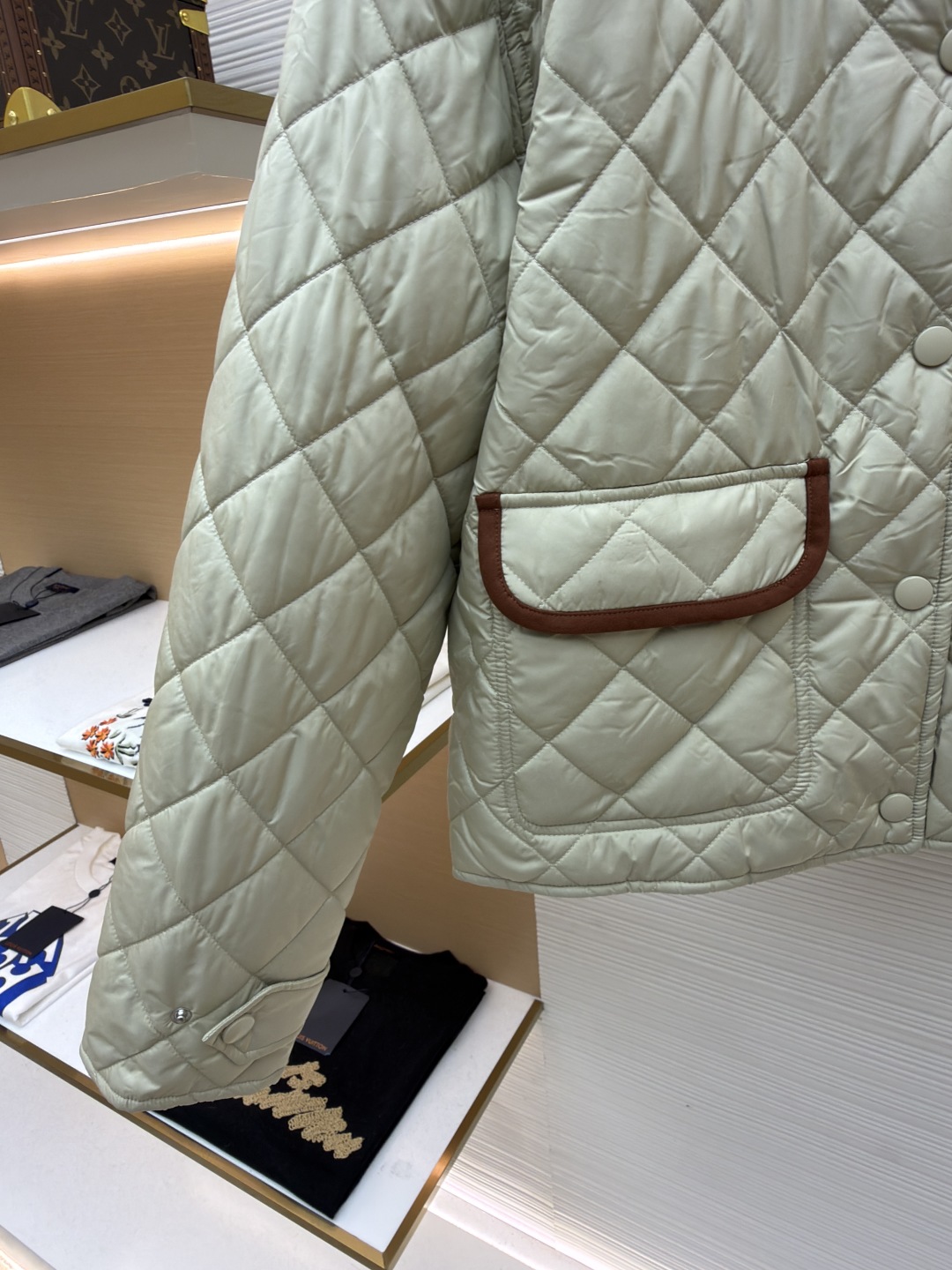 P315 MIU MIU菱格绣花夹克【女装】
●货号:1681468-B80
●面料:羊毛混纺面料
●工艺:绣花制作
●版型:合身版型
●克重:约480克
●尺码:S-M-L
●描述:这款宽松夹克以轻盈质感和柔软的Oversize版型脱颖而出采用绗缝工艺将外层布料和内芯直接缝合固定,这种工艺交叉严密,确保了外套的保暖性和耐用性,精确的菱格裁剪,并采用专业的缝合技术,确保每个菱格的形状和大小都一致,同时保证缝合处的平整和牢固,拼领等细节处,采用精细的手工缝制,确保每个细节都精致完美。同时,对外套的拉链、纽扣等配件进行严格的质量检查,确保其质量上乘,精选优质高弹棉, 内外全含棉, 面料是定制的, 口袋行线对格, 纽扣一比一开模定制, 内里全部包边, 细节强大 ,提升质感和高级感,具有一定的透气性,保暖性,轻便。羊绒混纺面的单色字母LOGO通过电脑绣花机高精度的计算系统控制机头、针杆、线轴的协同作业,布料框架在水平和垂直方向精准移动,形成针迹轨迹,调整上线和下线张力,确保线迹平整无浮线,形成误差在±0.1mm的精细字母图案。整体走线平直细腻,面料舒适柔软,颜色一致无色差 能与同款搭配营造时尚造型,驾驭各种场合,定制辅料,三标齐全,男女同款!