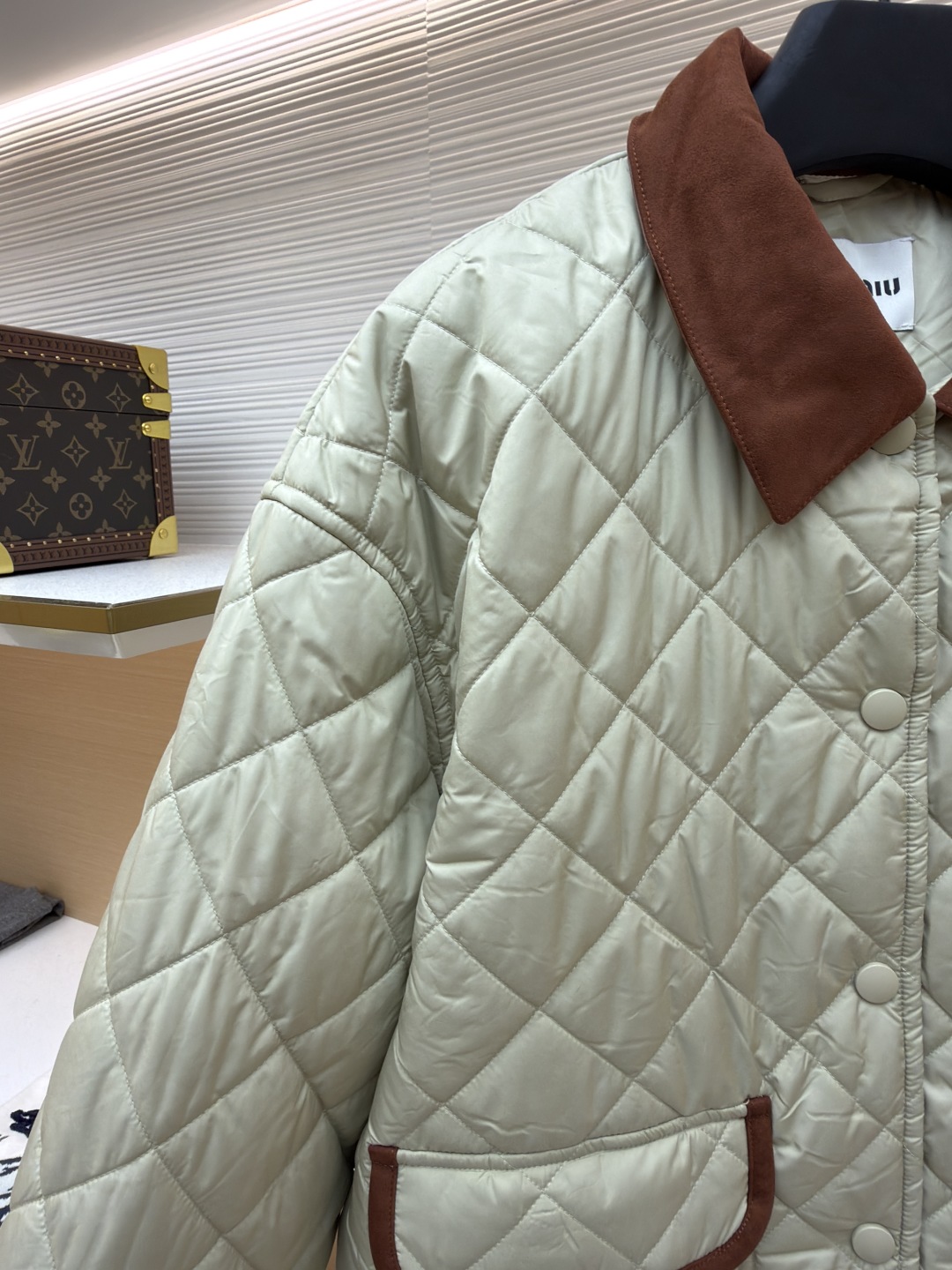 P315 MIU MIU菱格绣花夹克【女装】
●货号:1681468-B80
●面料:羊毛混纺面料
●工艺:绣花制作
●版型:合身版型
●克重:约480克
●尺码:S-M-L
●描述:这款宽松夹克以轻盈质感和柔软的Oversize版型脱颖而出采用绗缝工艺将外层布料和内芯直接缝合固定,这种工艺交叉严密,确保了外套的保暖性和耐用性,精确的菱格裁剪,并采用专业的缝合技术,确保每个菱格的形状和大小都一致,同时保证缝合处的平整和牢固,拼领等细节处,采用精细的手工缝制,确保每个细节都精致完美。同时,对外套的拉链、纽扣等配件进行严格的质量检查,确保其质量上乘,精选优质高弹棉, 内外全含棉, 面料是定制的, 口袋行线对格, 纽扣一比一开模定制, 内里全部包边, 细节强大 ,提升质感和高级感,具有一定的透气性,保暖性,轻便。羊绒混纺面的单色字母LOGO通过电脑绣花机高精度的计算系统控制机头、针杆、线轴的协同作业,布料框架在水平和垂直方向精准移动,形成针迹轨迹,调整上线和下线张力,确保线迹平整无浮线,形成误差在±0.1mm的精细字母图案。整体走线平直细腻,面料舒适柔软,颜色一致无色差 能与同款搭配营造时尚造型,驾驭各种场合,定制辅料,三标齐全,男女同款!