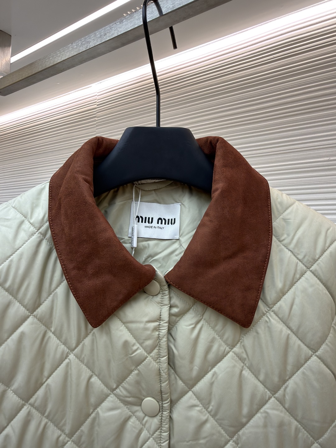 P315 MIU MIU菱格绣花夹克【女装】
●货号:1681468-B80
●面料:羊毛混纺面料
●工艺:绣花制作
●版型:合身版型
●克重:约480克
●尺码:S-M-L
●描述:这款宽松夹克以轻盈质感和柔软的Oversize版型脱颖而出采用绗缝工艺将外层布料和内芯直接缝合固定,这种工艺交叉严密,确保了外套的保暖性和耐用性,精确的菱格裁剪,并采用专业的缝合技术,确保每个菱格的形状和大小都一致,同时保证缝合处的平整和牢固,拼领等细节处,采用精细的手工缝制,确保每个细节都精致完美。同时,对外套的拉链、纽扣等配件进行严格的质量检查,确保其质量上乘,精选优质高弹棉, 内外全含棉, 面料是定制的, 口袋行线对格, 纽扣一比一开模定制, 内里全部包边, 细节强大 ,提升质感和高级感,具有一定的透气性,保暖性,轻便。羊绒混纺面的单色字母LOGO通过电脑绣花机高精度的计算系统控制机头、针杆、线轴的协同作业,布料框架在水平和垂直方向精准移动,形成针迹轨迹,调整上线和下线张力,确保线迹平整无浮线,形成误差在±0.1mm的精细字母图案。整体走线平直细腻,面料舒适柔软,颜色一致无色差 能与同款搭配营造时尚造型,驾驭各种场合,定制辅料,三标齐全,男女同款!