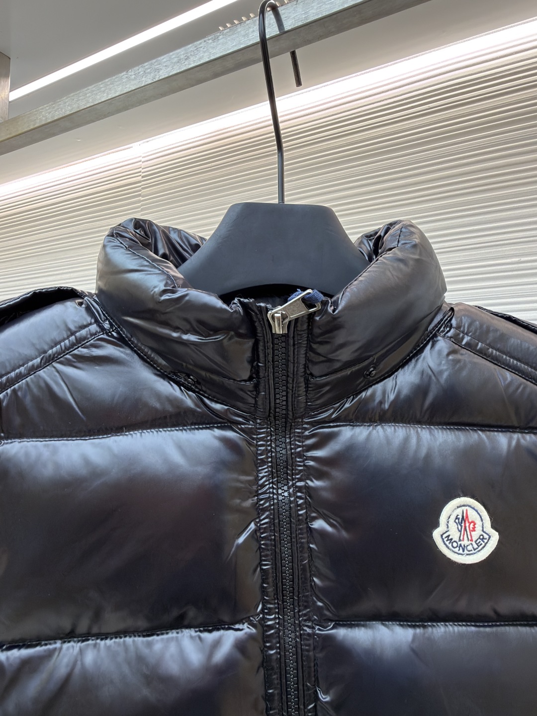 P255 MONCLER蒙口漆面布丁绗缝马甲
●原版:8899购入开发
●货号:1681475-B25
●面料:白鸭绒面料
●工艺:机械充绒制作
●颜色:黑色
●版型:合身版型
●克重:约745克
●尺码:1-2-3-4-5-6
●描述:该马甲采用高蓬松羽绒填充工艺,精选优质羽绒,保暖性优异且轻便。外层运用亮面涂层工艺,面料光泽感强,耐磨且易清洁;可拆卸连帽的精密缝制工艺,帽型挺括,满足不同穿搭需求。细节处,品牌徽标采用立体刺绣工艺,辨识度高;拉链与五金配件运用精细压铸工艺,顺滑耐用。整体采用分区绗缝工艺,走线工整,有效固定羽绒,避免跑绒。从羽绒填充的保暖性到亮面涂层的质感,每一处工艺都体现出品牌对户外功能性与时尚设计的双重追求,是一件兼具保暖与造型感的秋冬单品。整体走线平直细腻,面料舒适柔软,颜色一致无色差 能与同款搭配营造时尚造型,驾驭各种场合,定制辅料,三标齐全,男女同款!