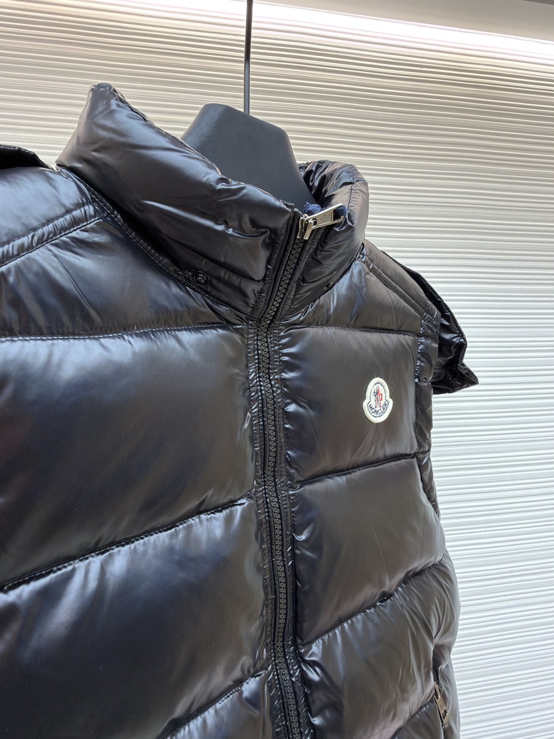 P255 MONCLER蒙口漆面布丁绗缝马甲
●原版:8899购入开发
●货号:1681475-B25
●面料:白鸭绒面料
●工艺:机械充绒制作
●颜色:黑色
●版型:合身版型
●克重:约745克
●尺码:1-2-3-4-5-6
●描述:该马甲采用高蓬松羽绒填充工艺,精选优质羽绒,保暖性优异且轻便。外层运用亮面涂层工艺,面料光泽感强,耐磨且易清洁;可拆卸连帽的精密缝制工艺,帽型挺括,满足不同穿搭需求。细节处,品牌徽标采用立体刺绣工艺,辨识度高;拉链与五金配件运用精细压铸工艺,顺滑耐用。整体采用分区绗缝工艺,走线工整,有效固定羽绒,避免跑绒。从羽绒填充的保暖性到亮面涂层的质感,每一处工艺都体现出品牌对户外功能性与时尚设计的双重追求,是一件兼具保暖与造型感的秋冬单品。整体走线平直细腻,面料舒适柔软,颜色一致无色差 能与同款搭配营造时尚造型,驾驭各种场合,定制辅料,三标齐全,男女同款!