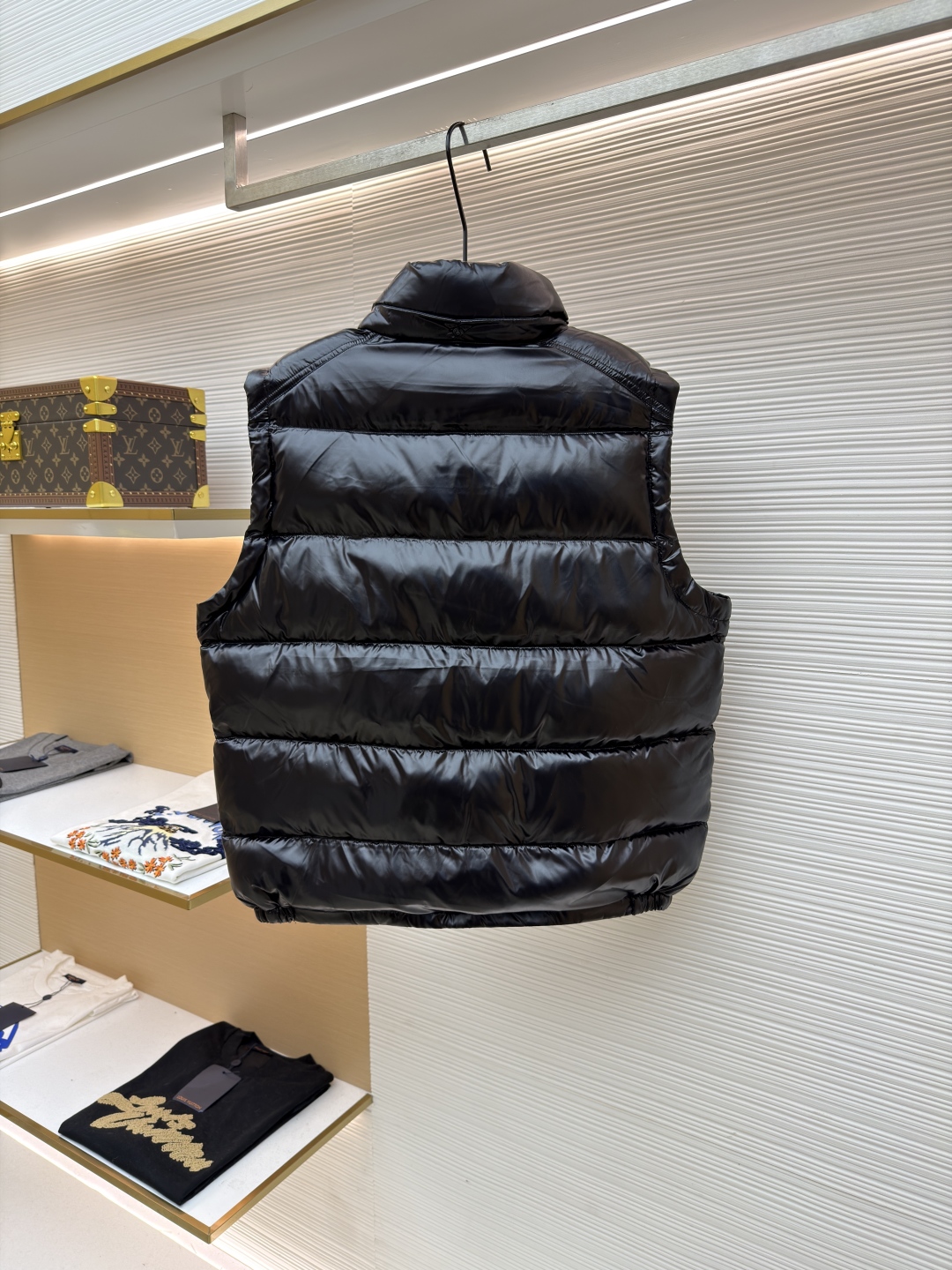 P255 MONCLER蒙口漆面布丁绗缝马甲
●原版:8899购入开发
●货号:1681475-B25
●面料:白鸭绒面料
●工艺:机械充绒制作
●颜色:黑色
●版型:合身版型
●克重:约745克
●尺码:1-2-3-4-5-6
●描述:该马甲采用高蓬松羽绒填充工艺,精选优质羽绒,保暖性优异且轻便。外层运用亮面涂层工艺,面料光泽感强,耐磨且易清洁;可拆卸连帽的精密缝制工艺,帽型挺括,满足不同穿搭需求。细节处,品牌徽标采用立体刺绣工艺,辨识度高;拉链与五金配件运用精细压铸工艺,顺滑耐用。整体采用分区绗缝工艺,走线工整,有效固定羽绒,避免跑绒。从羽绒填充的保暖性到亮面涂层的质感,每一处工艺都体现出品牌对户外功能性与时尚设计的双重追求,是一件兼具保暖与造型感的秋冬单品。整体走线平直细腻,面料舒适柔软,颜色一致无色差 能与同款搭配营造时尚造型,驾驭各种场合,定制辅料,三标齐全,男女同款!