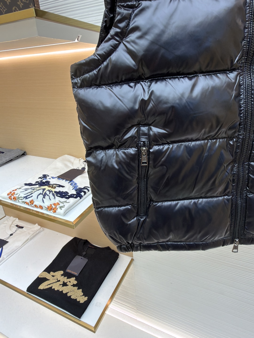 P255 MONCLER蒙口漆面布丁绗缝马甲
●原版:8899购入开发
●货号:1681475-B25
●面料:白鸭绒面料
●工艺:机械充绒制作
●颜色:黑色
●版型:合身版型
●克重:约745克
●尺码:1-2-3-4-5-6
●描述:该马甲采用高蓬松羽绒填充工艺,精选优质羽绒,保暖性优异且轻便。外层运用亮面涂层工艺,面料光泽感强,耐磨且易清洁;可拆卸连帽的精密缝制工艺,帽型挺括,满足不同穿搭需求。细节处,品牌徽标采用立体刺绣工艺,辨识度高;拉链与五金配件运用精细压铸工艺,顺滑耐用。整体采用分区绗缝工艺,走线工整,有效固定羽绒,避免跑绒。从羽绒填充的保暖性到亮面涂层的质感,每一处工艺都体现出品牌对户外功能性与时尚设计的双重追求,是一件兼具保暖与造型感的秋冬单品。整体走线平直细腻,面料舒适柔软,颜色一致无色差 能与同款搭配营造时尚造型,驾驭各种场合,定制辅料,三标齐全,男女同款!