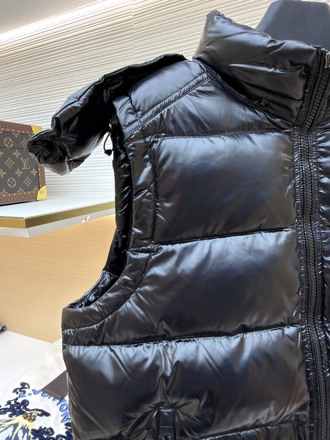 P255 MONCLER蒙口漆面布丁绗缝马甲
●原版:8899购入开发
●货号:1681475-B25
●面料:白鸭绒面料
●工艺:机械充绒制作
●颜色:黑色
●版型:合身版型
●克重:约745克
●尺码:1-2-3-4-5-6
●描述:该马甲采用高蓬松羽绒填充工艺,精选优质羽绒,保暖性优异且轻便。外层运用亮面涂层工艺,面料光泽感强,耐磨且易清洁;可拆卸连帽的精密缝制工艺,帽型挺括,满足不同穿搭需求。细节处,品牌徽标采用立体刺绣工艺,辨识度高;拉链与五金配件运用精细压铸工艺,顺滑耐用。整体采用分区绗缝工艺,走线工整,有效固定羽绒,避免跑绒。从羽绒填充的保暖性到亮面涂层的质感,每一处工艺都体现出品牌对户外功能性与时尚设计的双重追求,是一件兼具保暖与造型感的秋冬单品。整体走线平直细腻,面料舒适柔软,颜色一致无色差 能与同款搭配营造时尚造型,驾驭各种场合,定制辅料,三标齐全,男女同款!