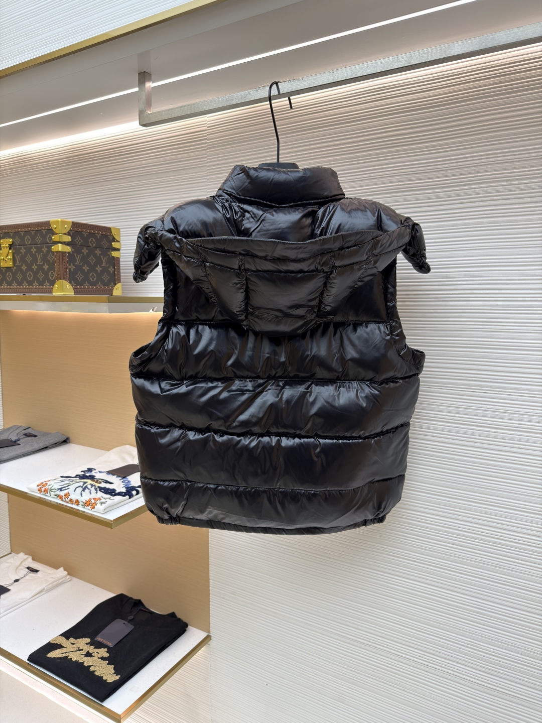 P255 MONCLER蒙口漆面布丁绗缝马甲
●原版:8899购入开发
●货号:1681475-B25
●面料:白鸭绒面料
●工艺:机械充绒制作
●颜色:黑色
●版型:合身版型
●克重:约745克
●尺码:1-2-3-4-5-6
●描述:该马甲采用高蓬松羽绒填充工艺,精选优质羽绒,保暖性优异且轻便。外层运用亮面涂层工艺,面料光泽感强,耐磨且易清洁;可拆卸连帽的精密缝制工艺,帽型挺括,满足不同穿搭需求。细节处,品牌徽标采用立体刺绣工艺,辨识度高;拉链与五金配件运用精细压铸工艺,顺滑耐用。整体采用分区绗缝工艺,走线工整,有效固定羽绒,避免跑绒。从羽绒填充的保暖性到亮面涂层的质感,每一处工艺都体现出品牌对户外功能性与时尚设计的双重追求,是一件兼具保暖与造型感的秋冬单品。整体走线平直细腻,面料舒适柔软,颜色一致无色差 能与同款搭配营造时尚造型,驾驭各种场合,定制辅料,三标齐全,男女同款!