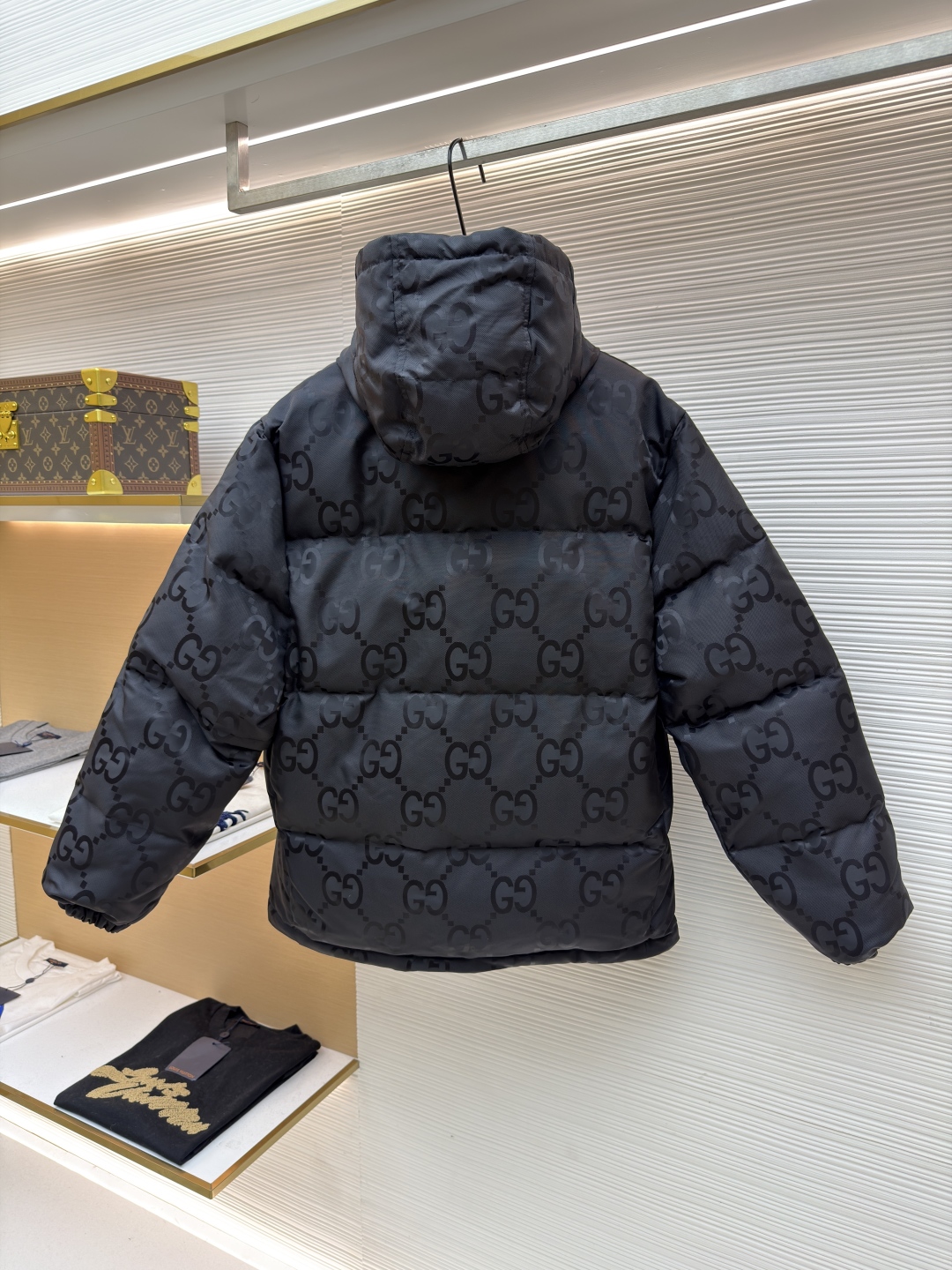 P455 Gucci 双G满印提花羽绒服
●原版:13129购入开发
●货号:1681478-D15
●面料:白鸭绒面料
●工艺:机械充绒制作
●颜色:黑色
●版型:合身版型
●克重:约1330克
●尺码:42-44-46-48-50
●描述:该羽绒服采用双G满印提花工艺,品牌标志性双G图案满铺衣身,提花纹理清晰且富有质感,彰显品牌辨识度;运用高蓬松羽绒填充工艺,保暖性优异且造型饱满。连帽设计的精密缝制工艺,提升穿搭实用性与整体造型感;拉链与口袋五金采用精细压铸工艺,顺滑耐用且质感高级。面料经过防泼水处理工艺,增强户外实用性;整体采用立体绗缝工艺,走线工整,有效固定羽绒,避免跑绒。从提花的品牌标识呈现到羽绒填充的保暖性,每一处工艺都体现出品牌对奢华设计与精湛工艺的追求,是一件兼具品牌辨识度与实穿性的秋冬单品。整体走线平直细腻,面料舒适柔软,颜色一致无色差 能与同款搭配营造时尚造型,驾驭各种场合,定制辅料,三标齐全,男女同款!