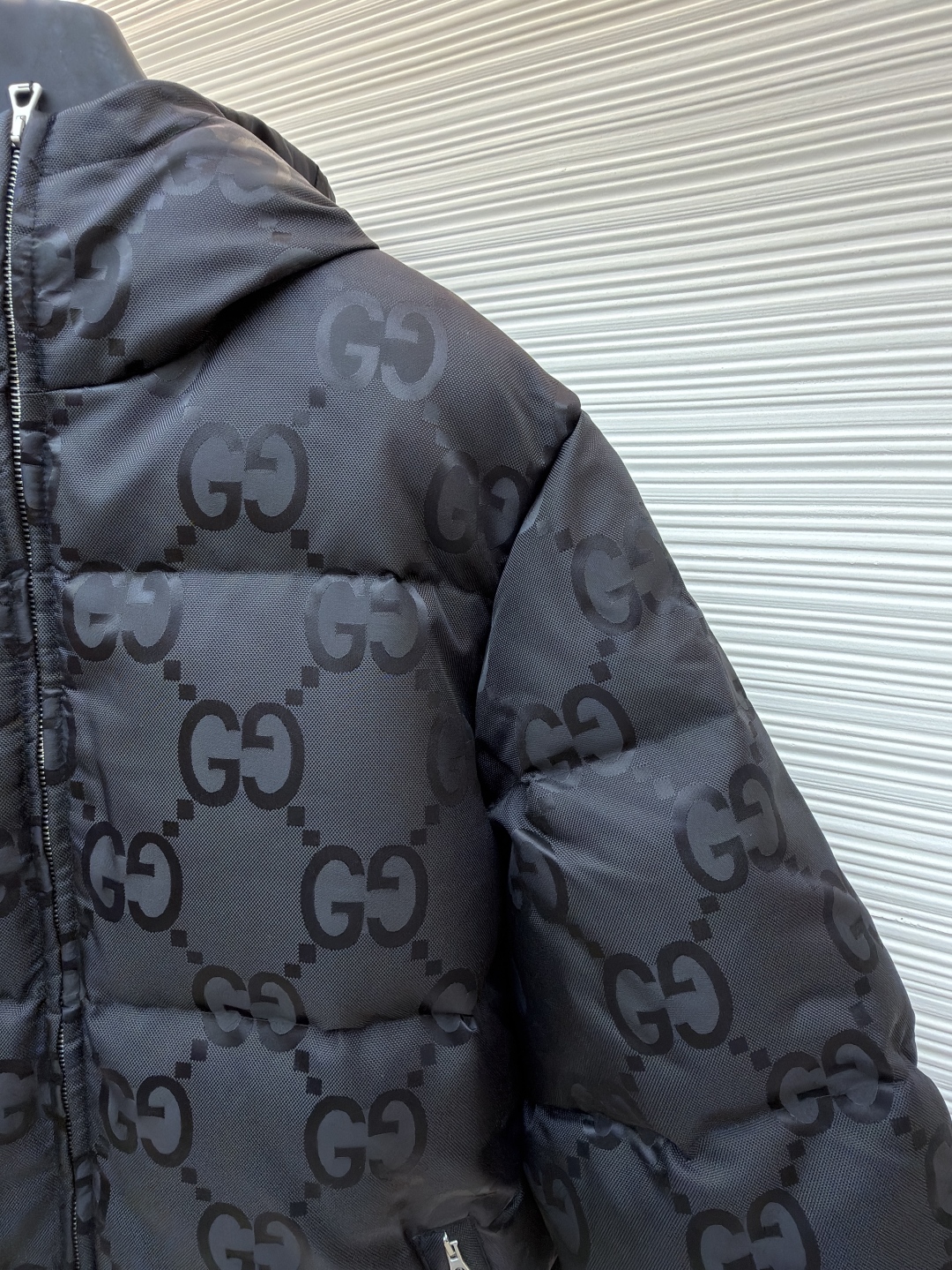 P455 Gucci 双G满印提花羽绒服
●原版:13129购入开发
●货号:1681478-D15
●面料:白鸭绒面料
●工艺:机械充绒制作
●颜色:黑色
●版型:合身版型
●克重:约1330克
●尺码:42-44-46-48-50
●描述:该羽绒服采用双G满印提花工艺,品牌标志性双G图案满铺衣身,提花纹理清晰且富有质感,彰显品牌辨识度;运用高蓬松羽绒填充工艺,保暖性优异且造型饱满。连帽设计的精密缝制工艺,提升穿搭实用性与整体造型感;拉链与口袋五金采用精细压铸工艺,顺滑耐用且质感高级。面料经过防泼水处理工艺,增强户外实用性;整体采用立体绗缝工艺,走线工整,有效固定羽绒,避免跑绒。从提花的品牌标识呈现到羽绒填充的保暖性,每一处工艺都体现出品牌对奢华设计与精湛工艺的追求,是一件兼具品牌辨识度与实穿性的秋冬单品。整体走线平直细腻,面料舒适柔软,颜色一致无色差 能与同款搭配营造时尚造型,驾驭各种场合,定制辅料,三标齐全,男女同款!