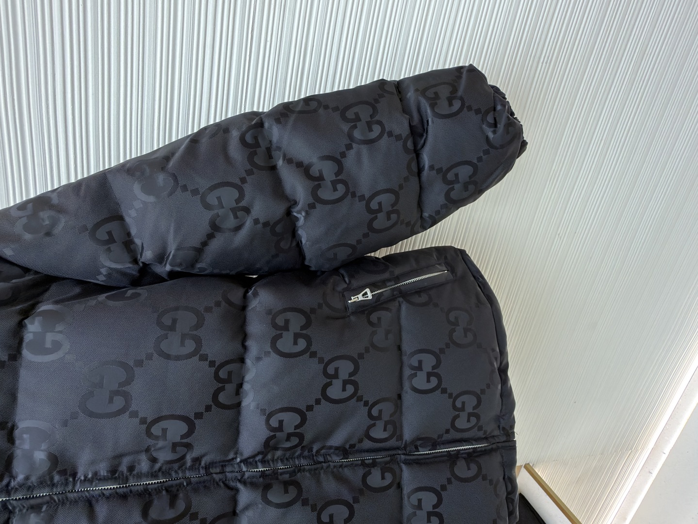 P455 Gucci 双G满印提花羽绒服
●原版:13129购入开发
●货号:1681478-D15
●面料:白鸭绒面料
●工艺:机械充绒制作
●颜色:黑色
●版型:合身版型
●克重:约1330克
●尺码:42-44-46-48-50
●描述:该羽绒服采用双G满印提花工艺,品牌标志性双G图案满铺衣身,提花纹理清晰且富有质感,彰显品牌辨识度;运用高蓬松羽绒填充工艺,保暖性优异且造型饱满。连帽设计的精密缝制工艺,提升穿搭实用性与整体造型感;拉链与口袋五金采用精细压铸工艺,顺滑耐用且质感高级。面料经过防泼水处理工艺,增强户外实用性;整体采用立体绗缝工艺,走线工整,有效固定羽绒,避免跑绒。从提花的品牌标识呈现到羽绒填充的保暖性,每一处工艺都体现出品牌对奢华设计与精湛工艺的追求,是一件兼具品牌辨识度与实穿性的秋冬单品。整体走线平直细腻,面料舒适柔软,颜色一致无色差 能与同款搭配营造时尚造型,驾驭各种场合,定制辅料,三标齐全,男女同款!