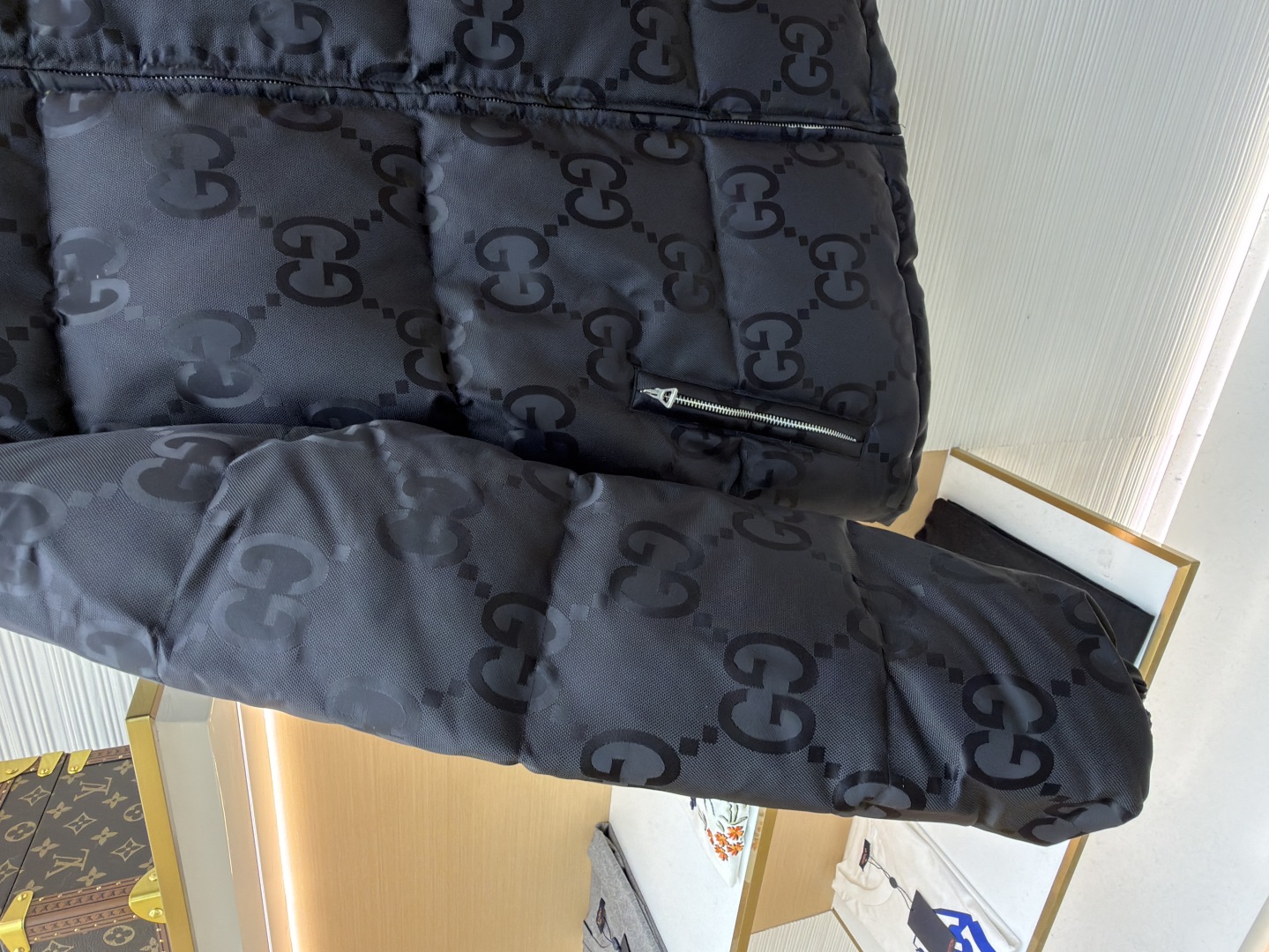 P455 Gucci 双G满印提花羽绒服
●原版:13129购入开发
●货号:1681478-D15
●面料:白鸭绒面料
●工艺:机械充绒制作
●颜色:黑色
●版型:合身版型
●克重:约1330克
●尺码:42-44-46-48-50
●描述:该羽绒服采用双G满印提花工艺,品牌标志性双G图案满铺衣身,提花纹理清晰且富有质感,彰显品牌辨识度;运用高蓬松羽绒填充工艺,保暖性优异且造型饱满。连帽设计的精密缝制工艺,提升穿搭实用性与整体造型感;拉链与口袋五金采用精细压铸工艺,顺滑耐用且质感高级。面料经过防泼水处理工艺,增强户外实用性;整体采用立体绗缝工艺,走线工整,有效固定羽绒,避免跑绒。从提花的品牌标识呈现到羽绒填充的保暖性,每一处工艺都体现出品牌对奢华设计与精湛工艺的追求,是一件兼具品牌辨识度与实穿性的秋冬单品。整体走线平直细腻,面料舒适柔软,颜色一致无色差 能与同款搭配营造时尚造型,驾驭各种场合,定制辅料,三标齐全,男女同款!