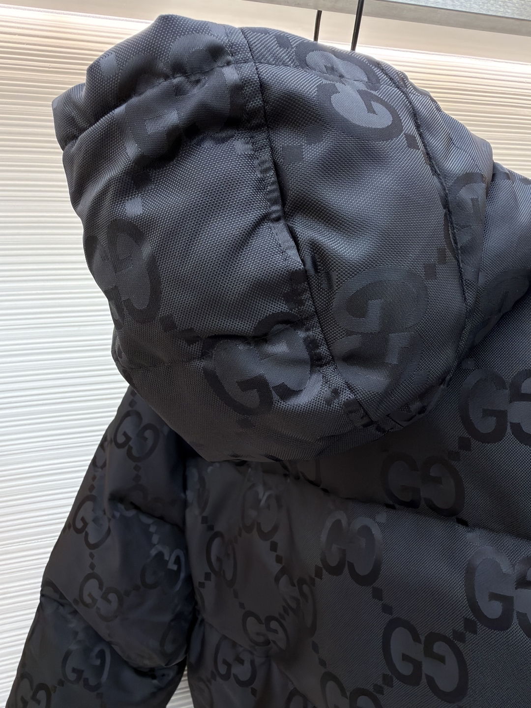 P455 Gucci 双G满印提花羽绒服
●原版:13129购入开发
●货号:1681478-D15
●面料:白鸭绒面料
●工艺:机械充绒制作
●颜色:黑色
●版型:合身版型
●克重:约1330克
●尺码:42-44-46-48-50
●描述:该羽绒服采用双G满印提花工艺,品牌标志性双G图案满铺衣身,提花纹理清晰且富有质感,彰显品牌辨识度;运用高蓬松羽绒填充工艺,保暖性优异且造型饱满。连帽设计的精密缝制工艺,提升穿搭实用性与整体造型感;拉链与口袋五金采用精细压铸工艺,顺滑耐用且质感高级。面料经过防泼水处理工艺,增强户外实用性;整体采用立体绗缝工艺,走线工整,有效固定羽绒,避免跑绒。从提花的品牌标识呈现到羽绒填充的保暖性,每一处工艺都体现出品牌对奢华设计与精湛工艺的追求,是一件兼具品牌辨识度与实穿性的秋冬单品。整体走线平直细腻,面料舒适柔软,颜色一致无色差 能与同款搭配营造时尚造型,驾驭各种场合,定制辅料,三标齐全,男女同款!