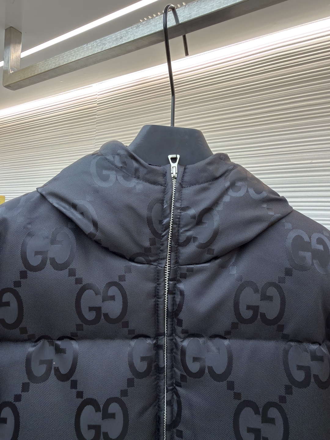 P455 Gucci 双G满印提花羽绒服
●原版:13129购入开发
●货号:1681478-D15
●面料:白鸭绒面料
●工艺:机械充绒制作
●颜色:黑色
●版型:合身版型
●克重:约1330克
●尺码:42-44-46-48-50
●描述:该羽绒服采用双G满印提花工艺,品牌标志性双G图案满铺衣身,提花纹理清晰且富有质感,彰显品牌辨识度;运用高蓬松羽绒填充工艺,保暖性优异且造型饱满。连帽设计的精密缝制工艺,提升穿搭实用性与整体造型感;拉链与口袋五金采用精细压铸工艺,顺滑耐用且质感高级。面料经过防泼水处理工艺,增强户外实用性;整体采用立体绗缝工艺,走线工整,有效固定羽绒,避免跑绒。从提花的品牌标识呈现到羽绒填充的保暖性,每一处工艺都体现出品牌对奢华设计与精湛工艺的追求,是一件兼具品牌辨识度与实穿性的秋冬单品。整体走线平直细腻,面料舒适柔软,颜色一致无色差 能与同款搭配营造时尚造型,驾驭各种场合,定制辅料,三标齐全,男女同款!