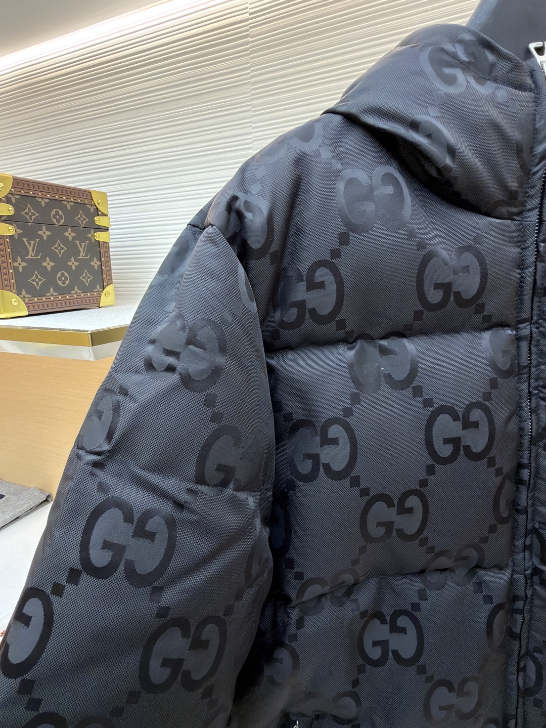 P455 Gucci 双G满印提花羽绒服
●原版:13129购入开发
●货号:1681478-D15
●面料:白鸭绒面料
●工艺:机械充绒制作
●颜色:黑色
●版型:合身版型
●克重:约1330克
●尺码:42-44-46-48-50
●描述:该羽绒服采用双G满印提花工艺,品牌标志性双G图案满铺衣身,提花纹理清晰且富有质感,彰显品牌辨识度;运用高蓬松羽绒填充工艺,保暖性优异且造型饱满。连帽设计的精密缝制工艺,提升穿搭实用性与整体造型感;拉链与口袋五金采用精细压铸工艺,顺滑耐用且质感高级。面料经过防泼水处理工艺,增强户外实用性;整体采用立体绗缝工艺,走线工整,有效固定羽绒,避免跑绒。从提花的品牌标识呈现到羽绒填充的保暖性,每一处工艺都体现出品牌对奢华设计与精湛工艺的追求,是一件兼具品牌辨识度与实穿性的秋冬单品。整体走线平直细腻,面料舒适柔软,颜色一致无色差 能与同款搭配营造时尚造型,驾驭各种场合,定制辅料,三标齐全,男女同款!