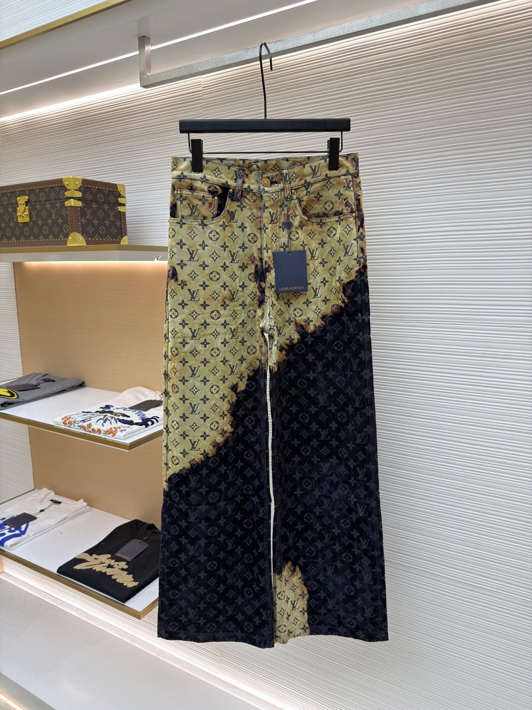 P395 Pantalón de mezclilla flocado hoguera LOUIS VUITTON ●Versión original: comprada y desarrollada por 12889 ●Número d…