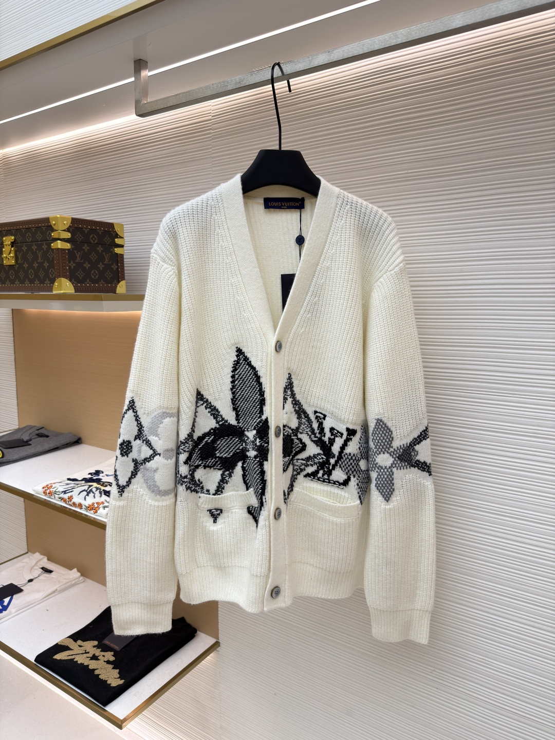 NO:638648,LOUIS VUITTON Ski Series Graphic single-breasted cardigan V-neck sweater ●Original purchase and development of 15699 ●Fabric wool blended fabric ●Made with craft knitted intarsia ●Color off-white ●Fit-fitting version ●Weight approximately 900 grams ●Size S-M-L-XL ●Description This sheep wool cardigan is embellished with eye-catching logo patterns, large LV letters and Monogram  Flowers overlap on the lower body and sleeves, creating a scene like snowflakes. Elegant intarsia knitting uses contrasting stitching, which contrasts with the wide rib base, creating a three-dimensional effect. It is suitable for comfortable wear after skiing and enjoying leisure time at night. The overall routing is straight and delicate, the fabric is comfortable and soft, and the color is consistent without color difference. It can be matched with the same style to create a fashionable look and control various occasions. Customized accessories, complete three standards, the same style for men and women!  ,Louis Vuitton-clothing,louis vuitton,louis vuitton,louis vuitton,alexander wang19860909LOUIS VUITTON 滑雪系列 图案单排扣开衫V领针织衫 ●原版15699购入开发 ●面料羊毛混纺面料 ●工艺针织嵌花制作 ●颜色米白色 ●版型合身版型 ●克重约900克 ●尺码S-M-L-XL ●描述本款绵羊毛开衫点缀醒目标识图案,大号 LV 字母与 Monogram 花卉于下身与衣袖处交叠,营造雪花纷飞般的景致.雅致嵌花针织启用撞色缝线,与宽幅罗纹基底互为映衬,呈现立体视效.适宜滑雪后舒适穿着,享受夜间闲适时光.整体走线平直细腻,面料舒适柔软,颜色一致无色差 能与同款搭配营造时尚造型,驾驭各种场合,定制辅料,三标齐全,男女同款！,路易威登-服装,louis vuitton,louis vuitton,louis vuitton,alexander wang,Women's clothing