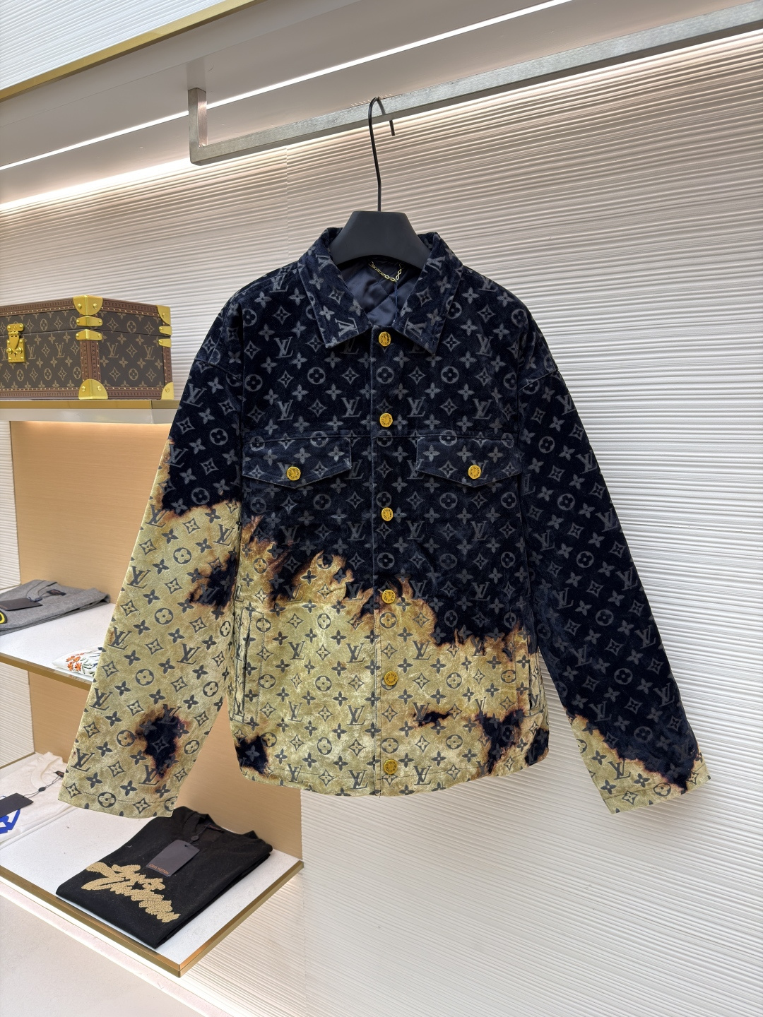 P525￼ Chaqueta vaquera flocada tipo hoguera de LOUIS VUITTON ●Versión original: comprada y desarrollada por 29909 ●Núme…