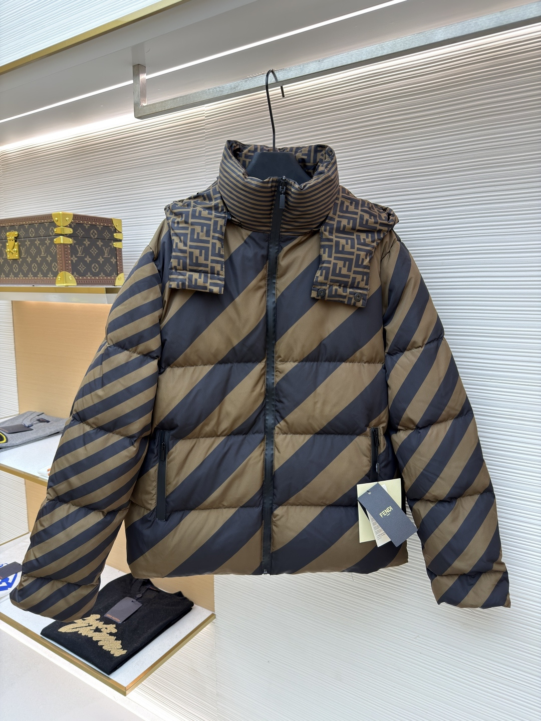 Fendi ● 21500 ● 1681703-E20 ● ● ● ● 900 ● 50-52-54-56 ● 90 ( ) FF Pequin Piumino