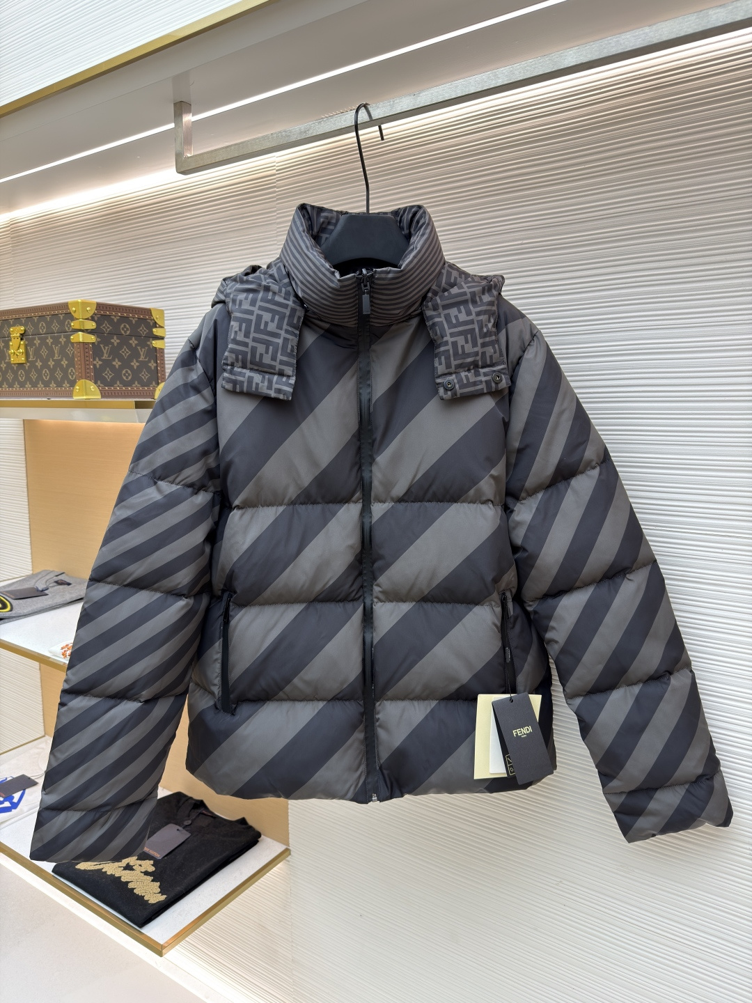 Fendi ● 21500 ● 1681704-E20 ● ● ● ● 900 ● 50-52-54-56 ● 90 ( ) FF Pequin Piumino