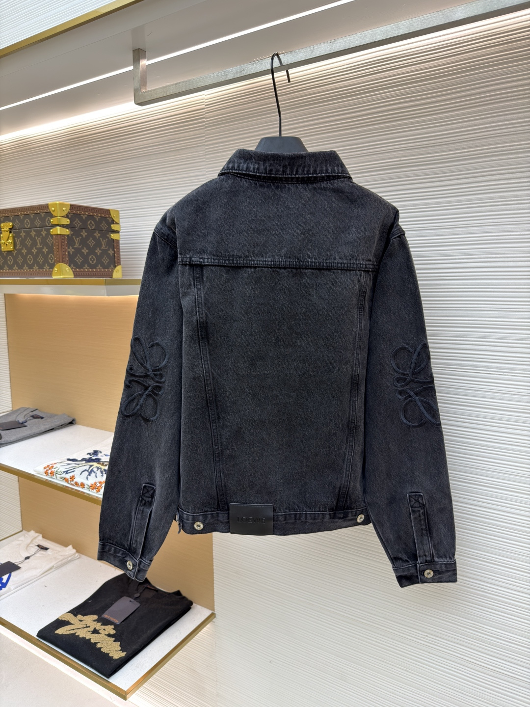 P240 Loewe Anagram单宁牛仔外套
●正品：6802购入开发
●货号：1681755-B10
●面料：单宁牛仔面料
●工艺：激光切割制作
●版型：合身版型
●克重：约990克
●尺码：46-48-50-52
●描述：定制密芯凝纱料 舒适贴肤 质感十足 手肘处饰以 Anagram 镂空设计 胸前钮扣翻盖嵌线口袋为升华 背面经典LOEWE皮标标识点缀 视觉辨识度拉满 个性与品味的宣言 经典与创新的碰撞 牛仔外套的百搭魅力 牛仔元素 亦随性不羁的代名词采用激光切割 人工拆开手肘 平铺出来做激光定位切割Anagram图案 再手工内部贴布最后再人工车缝上去 工费昂贵 损耗高 日产量低采用进口专机红外线定位“Loewe 皮标” 位置更为精准 牢固结实。整体走线平直细腻，面料舒适柔软，颜色一致无色差 能与同款搭配营造时尚造型，驾驭各种场合，定制辅料，三标齐全，男女同款！