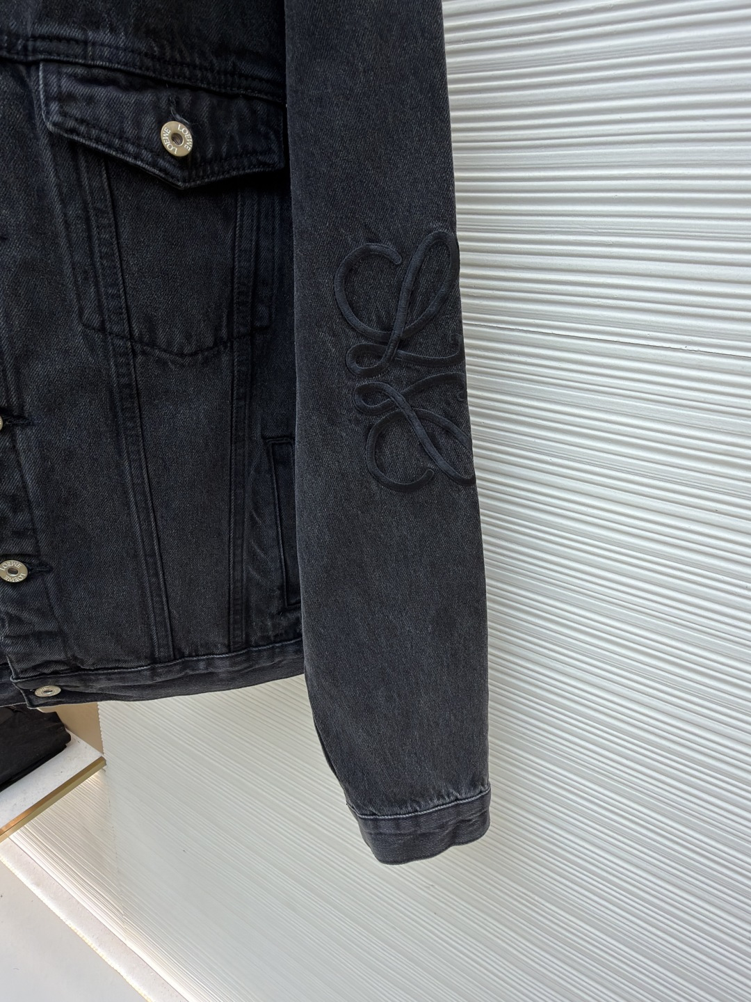 P240 Loewe Anagram单宁牛仔外套
●正品：6802购入开发
●货号：1681755-B10
●面料：单宁牛仔面料
●工艺：激光切割制作
●版型：合身版型
●克重：约990克
●尺码：46-48-50-52
●描述：定制密芯凝纱料 舒适贴肤 质感十足 手肘处饰以 Anagram 镂空设计 胸前钮扣翻盖嵌线口袋为升华 背面经典LOEWE皮标标识点缀 视觉辨识度拉满 个性与品味的宣言 经典与创新的碰撞 牛仔外套的百搭魅力 牛仔元素 亦随性不羁的代名词采用激光切割 人工拆开手肘 平铺出来做激光定位切割Anagram图案 再手工内部贴布最后再人工车缝上去 工费昂贵 损耗高 日产量低采用进口专机红外线定位“Loewe 皮标” 位置更为精准 牢固结实。整体走线平直细腻，面料舒适柔软，颜色一致无色差 能与同款搭配营造时尚造型，驾驭各种场合，定制辅料，三标齐全，男女同款！