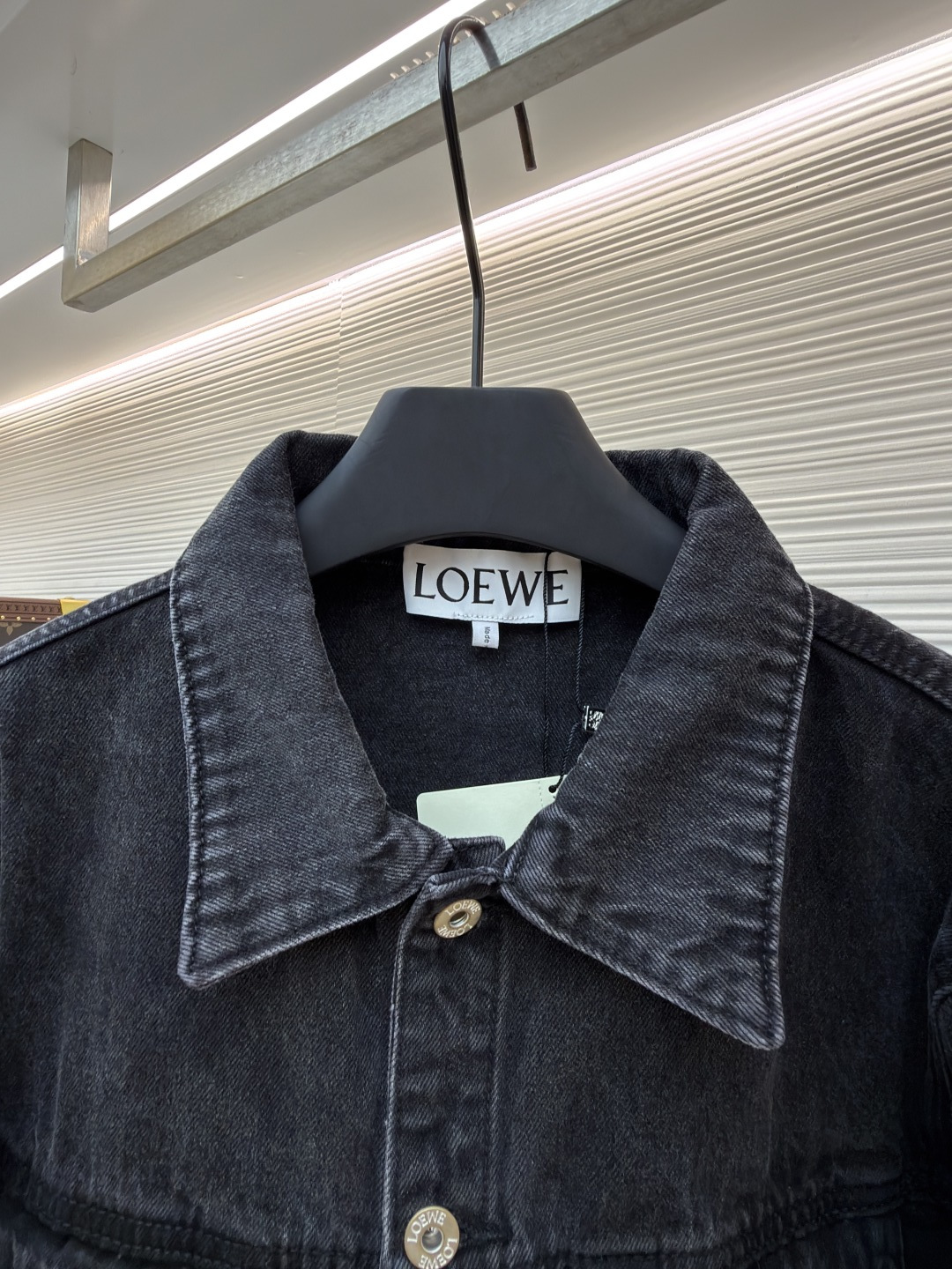 P240 Loewe Anagram单宁牛仔外套
●正品：6802购入开发
●货号：1681755-B10
●面料：单宁牛仔面料
●工艺：激光切割制作
●版型：合身版型
●克重：约990克
●尺码：46-48-50-52
●描述：定制密芯凝纱料 舒适贴肤 质感十足 手肘处饰以 Anagram 镂空设计 胸前钮扣翻盖嵌线口袋为升华 背面经典LOEWE皮标标识点缀 视觉辨识度拉满 个性与品味的宣言 经典与创新的碰撞 牛仔外套的百搭魅力 牛仔元素 亦随性不羁的代名词采用激光切割 人工拆开手肘 平铺出来做激光定位切割Anagram图案 再手工内部贴布最后再人工车缝上去 工费昂贵 损耗高 日产量低采用进口专机红外线定位“Loewe 皮标” 位置更为精准 牢固结实。整体走线平直细腻，面料舒适柔软，颜色一致无色差 能与同款搭配营造时尚造型，驾驭各种场合，定制辅料，三标齐全，男女同款！