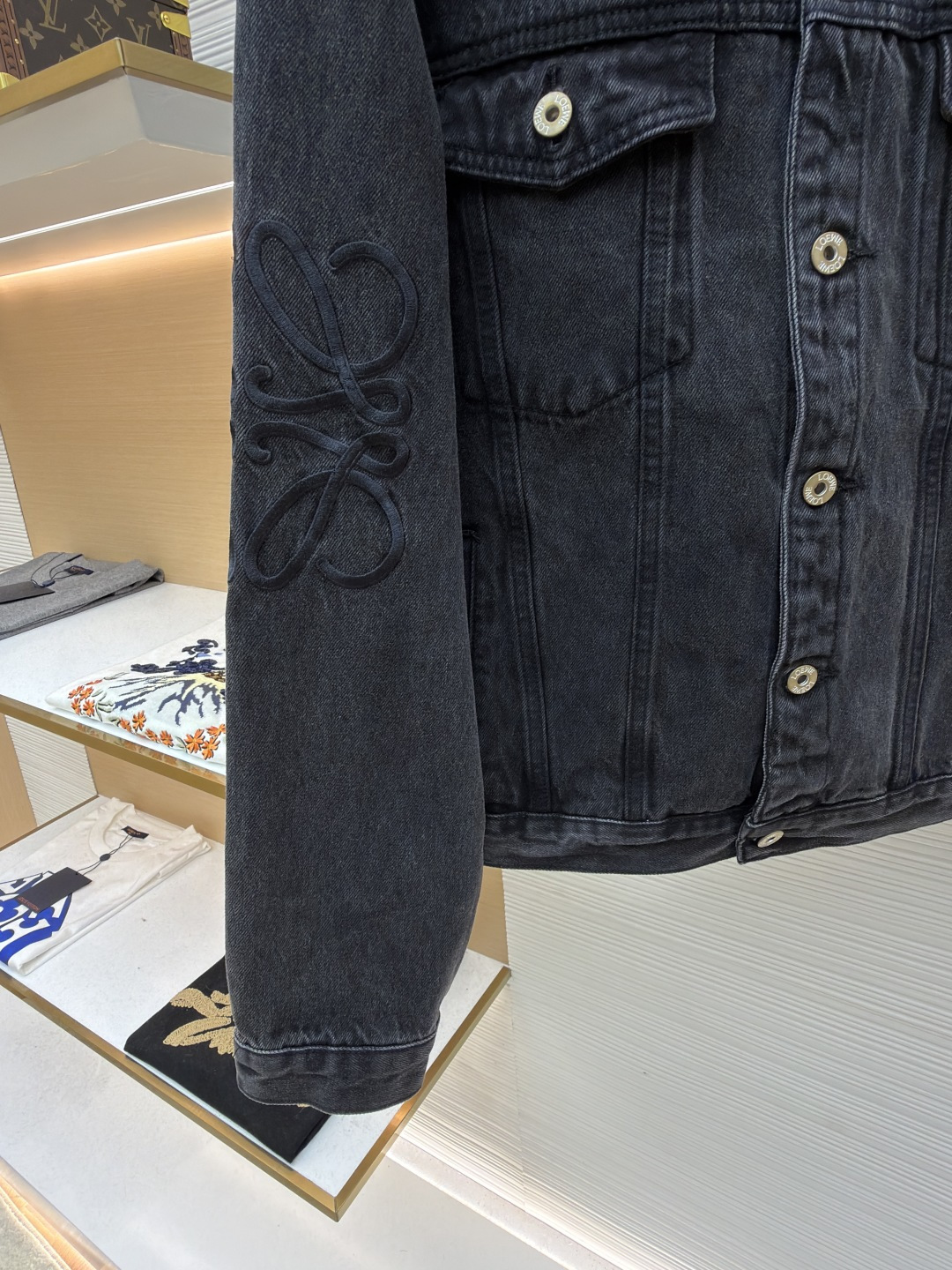 P240 Loewe Anagram单宁牛仔外套
●正品：6802购入开发
●货号：1681755-B10
●面料：单宁牛仔面料
●工艺：激光切割制作
●版型：合身版型
●克重：约990克
●尺码：46-48-50-52
●描述：定制密芯凝纱料 舒适贴肤 质感十足 手肘处饰以 Anagram 镂空设计 胸前钮扣翻盖嵌线口袋为升华 背面经典LOEWE皮标标识点缀 视觉辨识度拉满 个性与品味的宣言 经典与创新的碰撞 牛仔外套的百搭魅力 牛仔元素 亦随性不羁的代名词采用激光切割 人工拆开手肘 平铺出来做激光定位切割Anagram图案 再手工内部贴布最后再人工车缝上去 工费昂贵 损耗高 日产量低采用进口专机红外线定位“Loewe 皮标” 位置更为精准 牢固结实。整体走线平直细腻，面料舒适柔软，颜色一致无色差 能与同款搭配营造时尚造型，驾驭各种场合，定制辅料，三标齐全，男女同款！